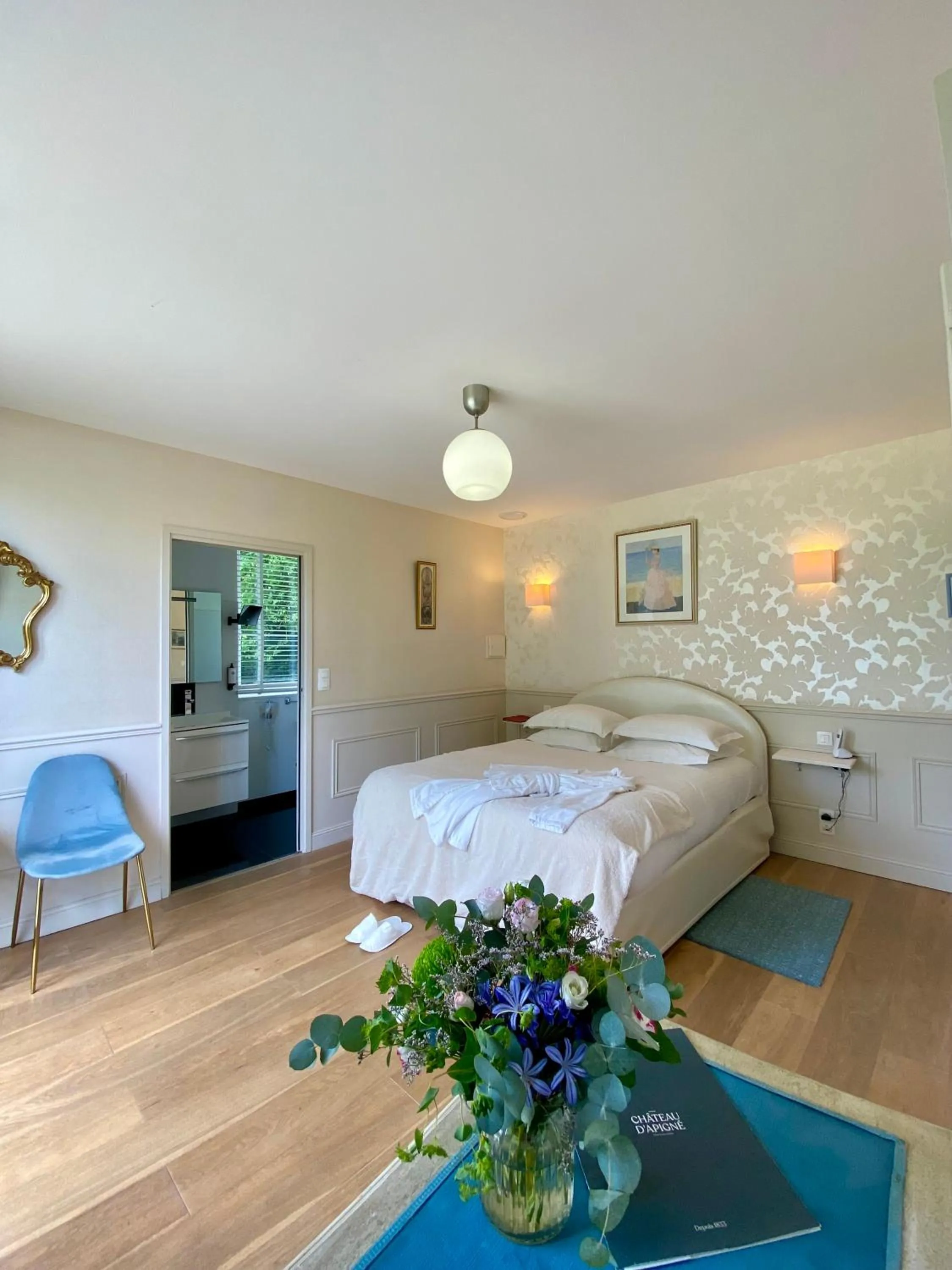 Photo of the whole room, Bed in Château D'Apigné Rennes
