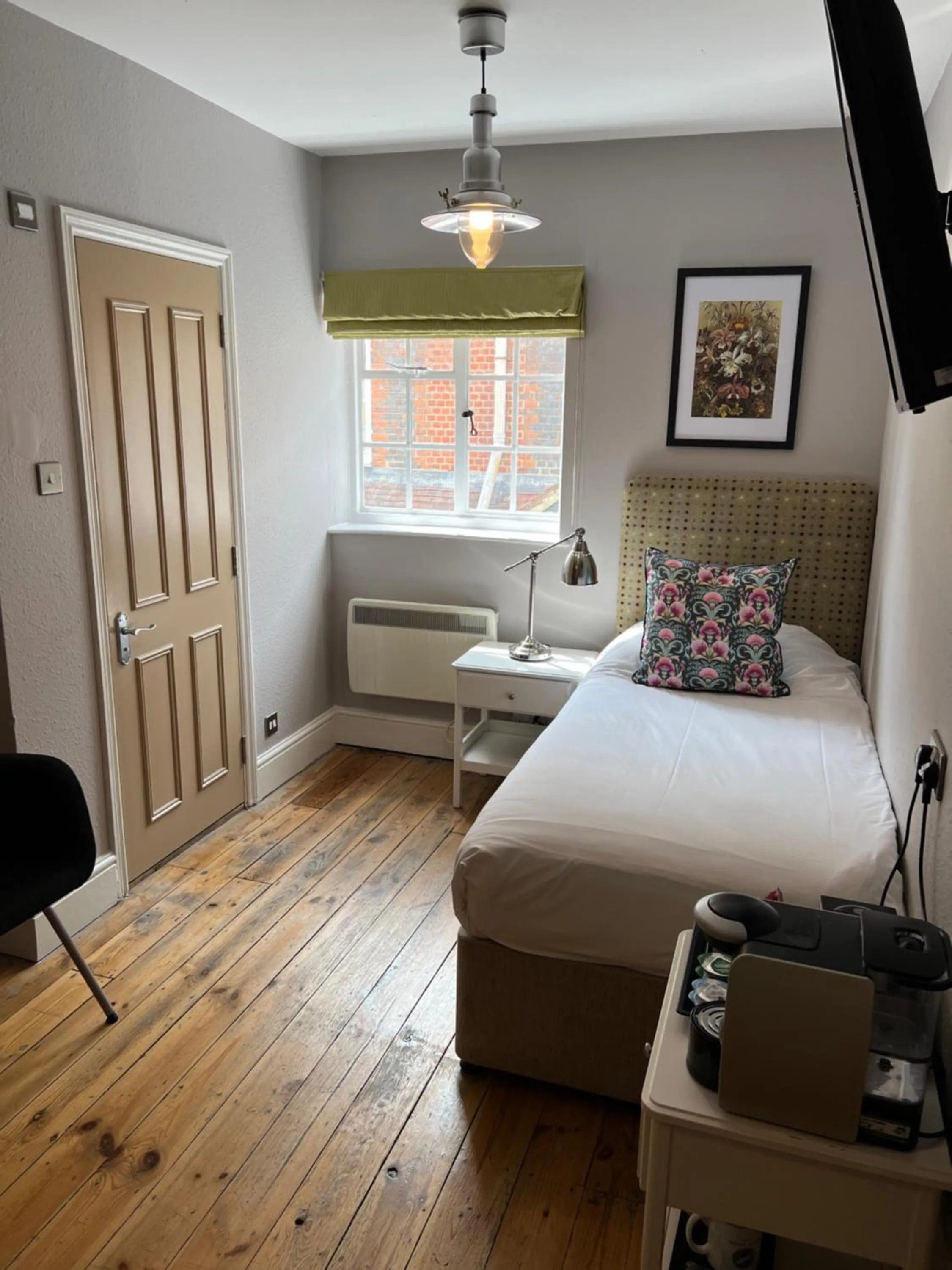 Bedroom, Bed in White Horse