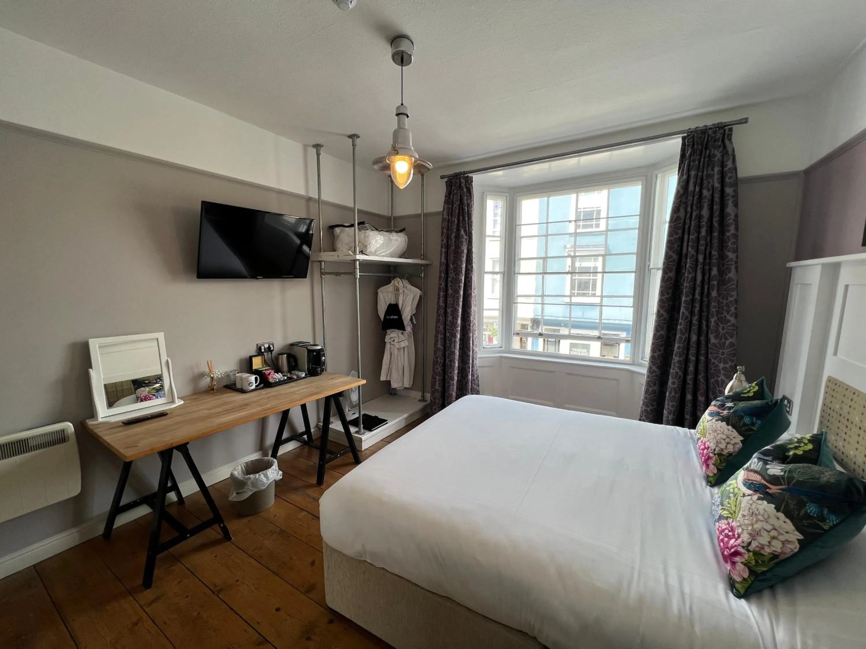 TV and multimedia, Bed in White Horse