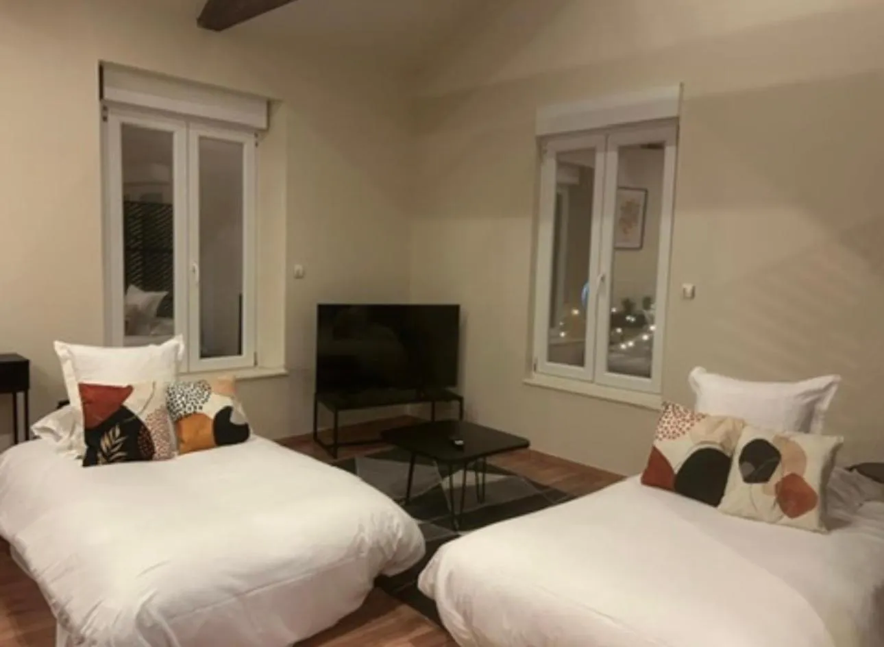 Living room, Bed in Hôtel Le Dormeur du Val