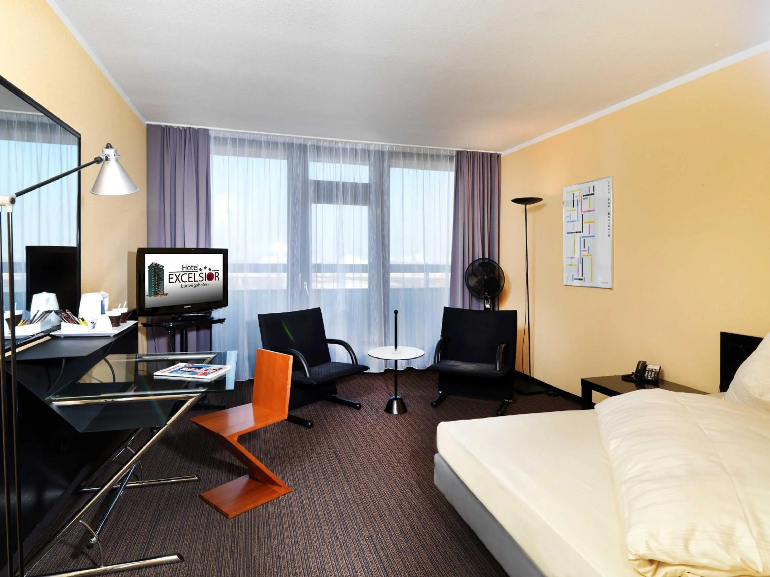 Photo of the whole room, Bed in Hotel Excelsior Ludwigshafen