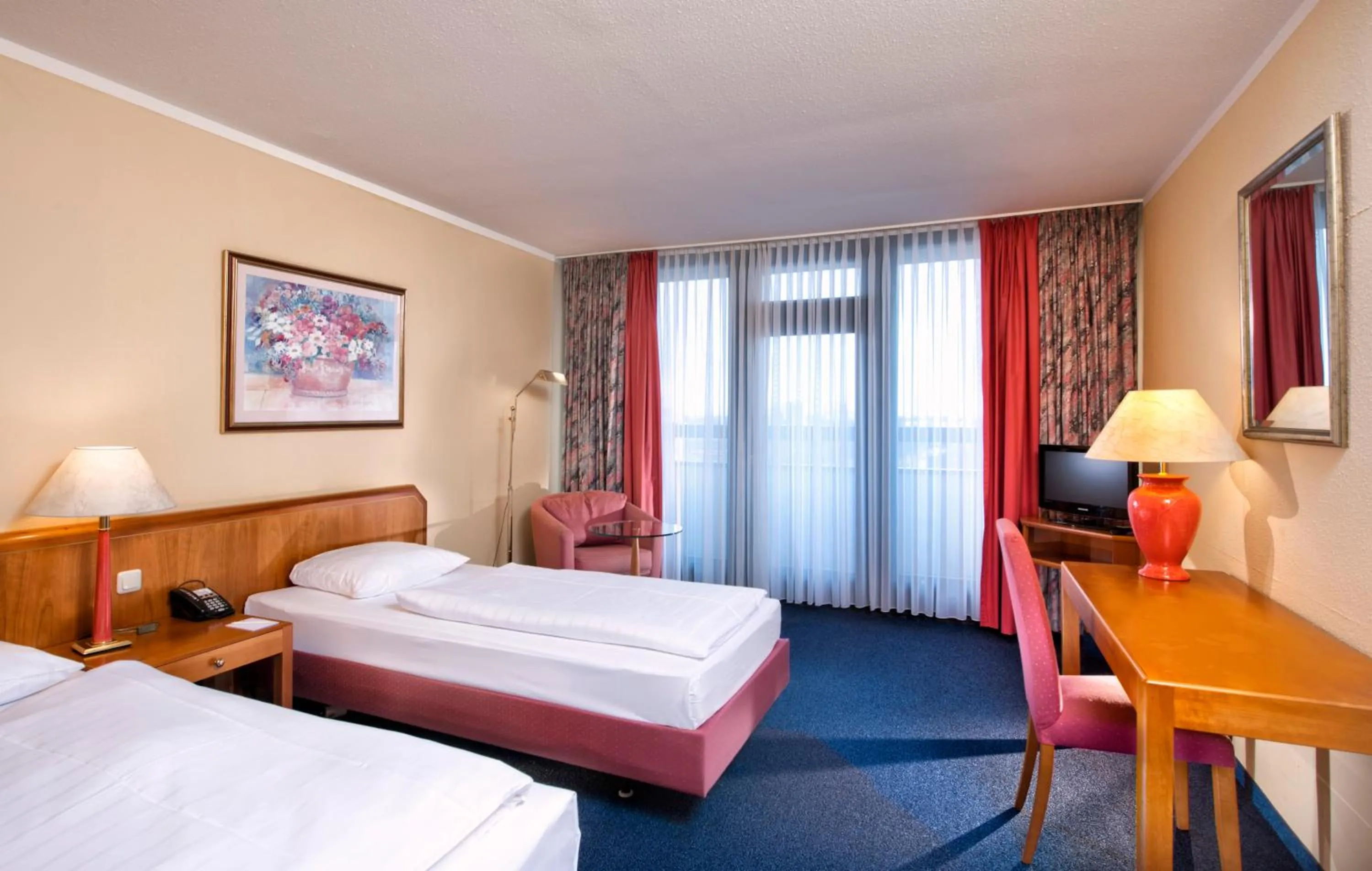 Photo of the whole room, Bed in Hotel Excelsior Ludwigshafen