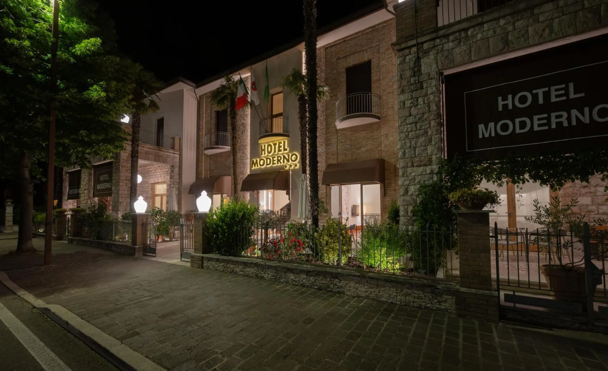 Property building in Hotel Moderno