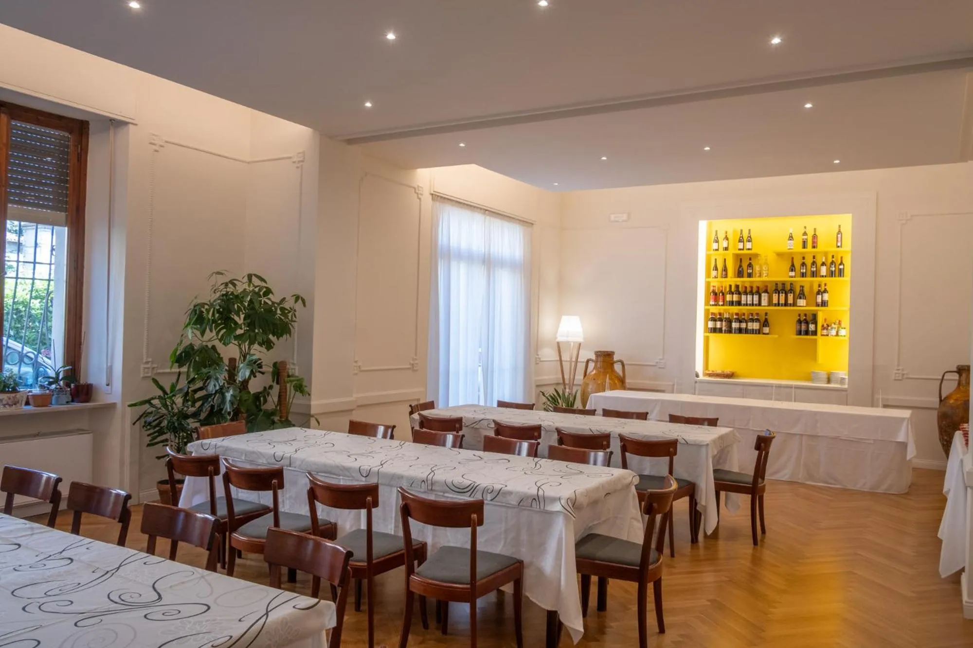 Restaurant/places to eat in Hotel Moderno
