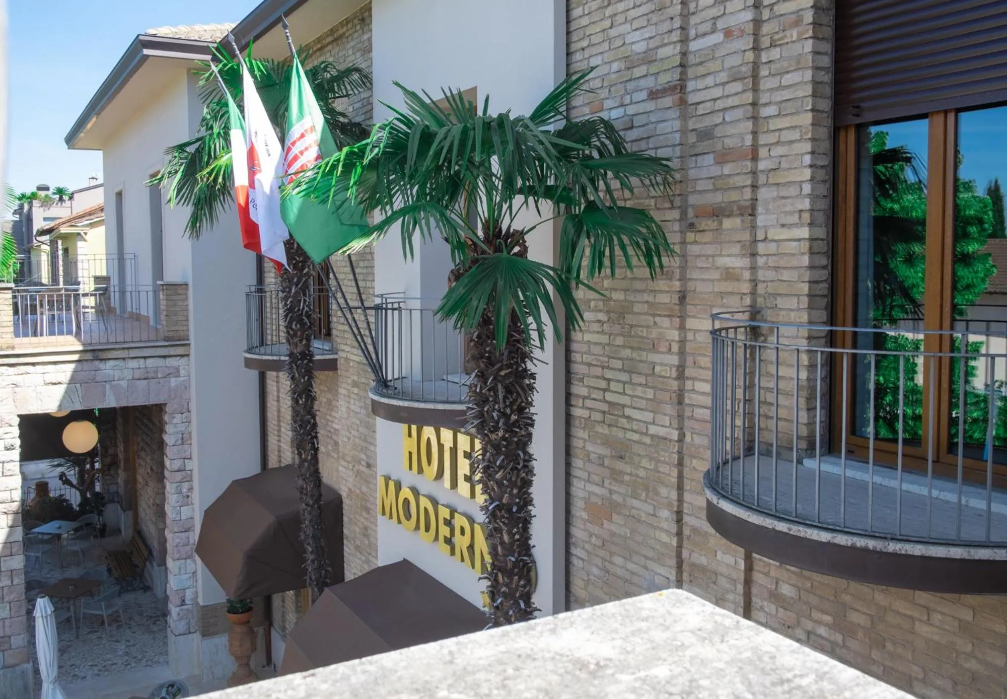 Property building in Hotel Moderno
