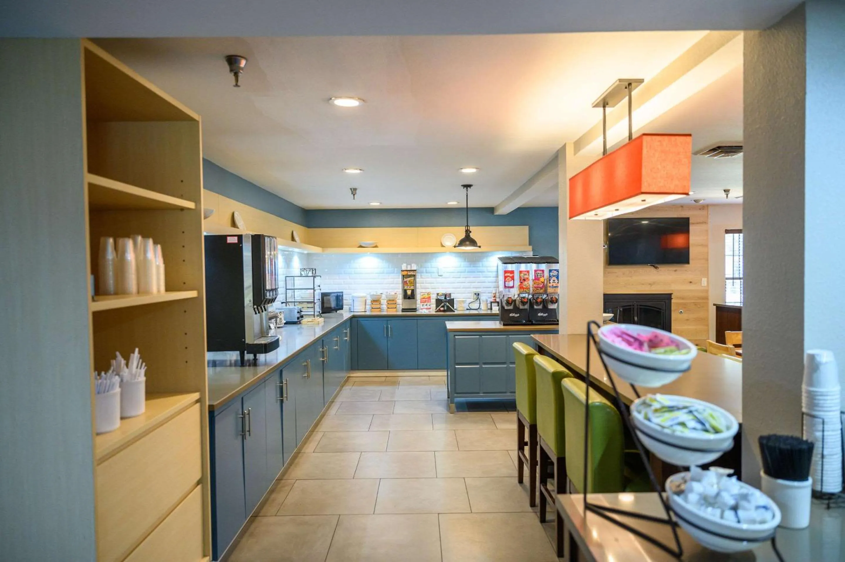 Breakfast in Country Inn & Suites by Radisson, Greenfield, IN