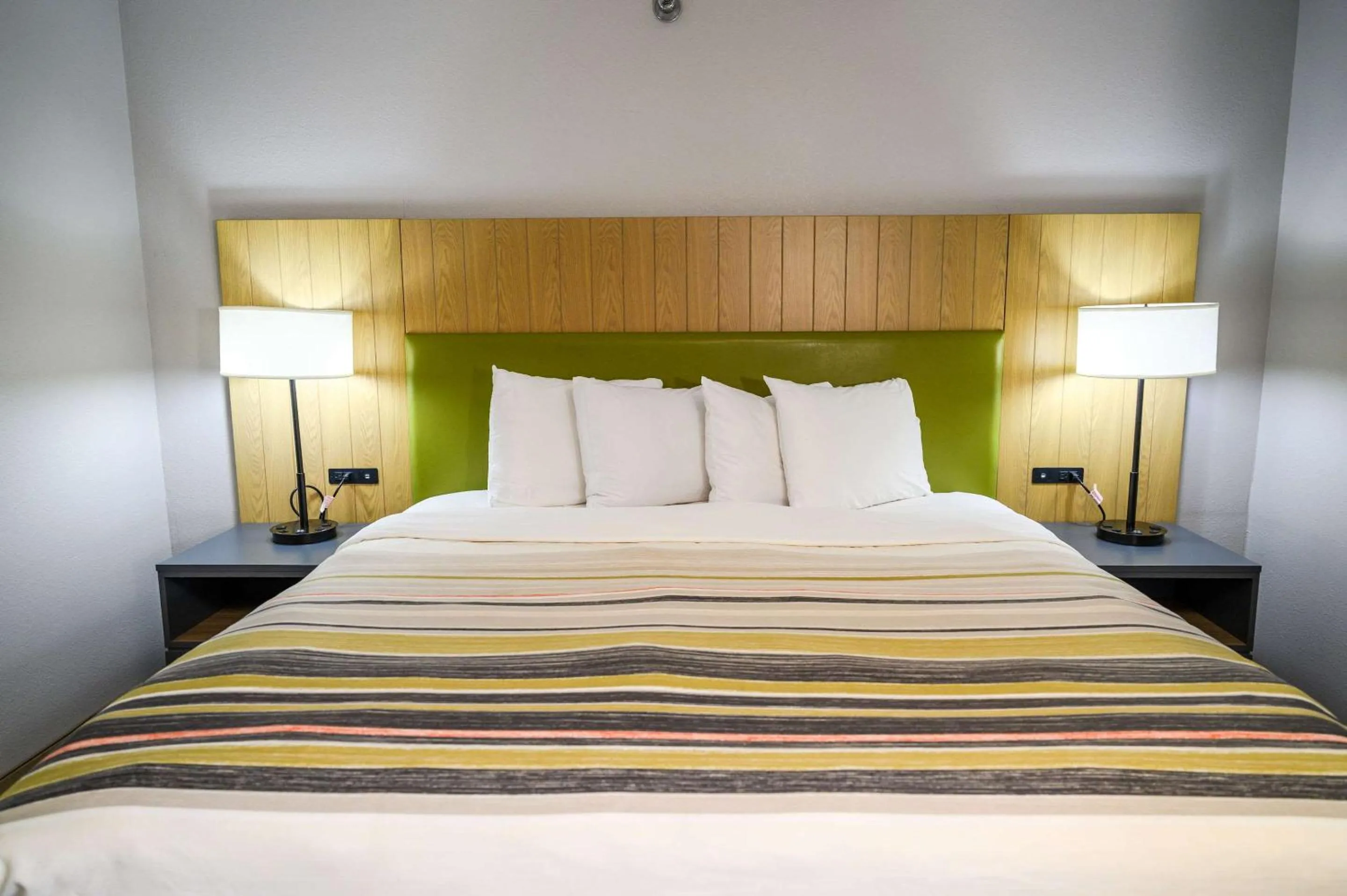 Bedroom, Bed in Country Inn & Suites by Radisson, Greenfield, IN