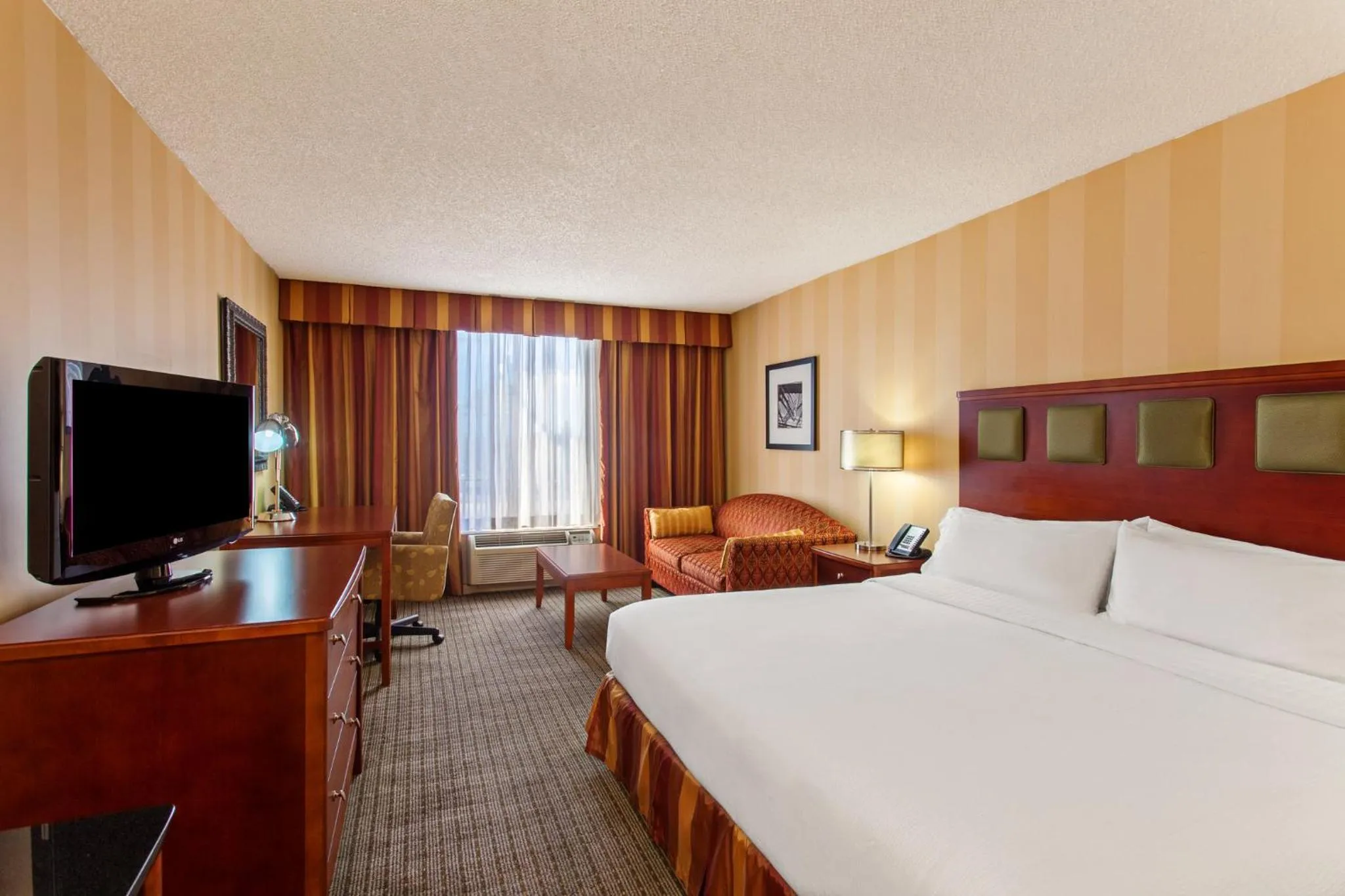 Photo of the whole room, Bed in Holiday Inn Sacramento Downtown-Arena by IHG