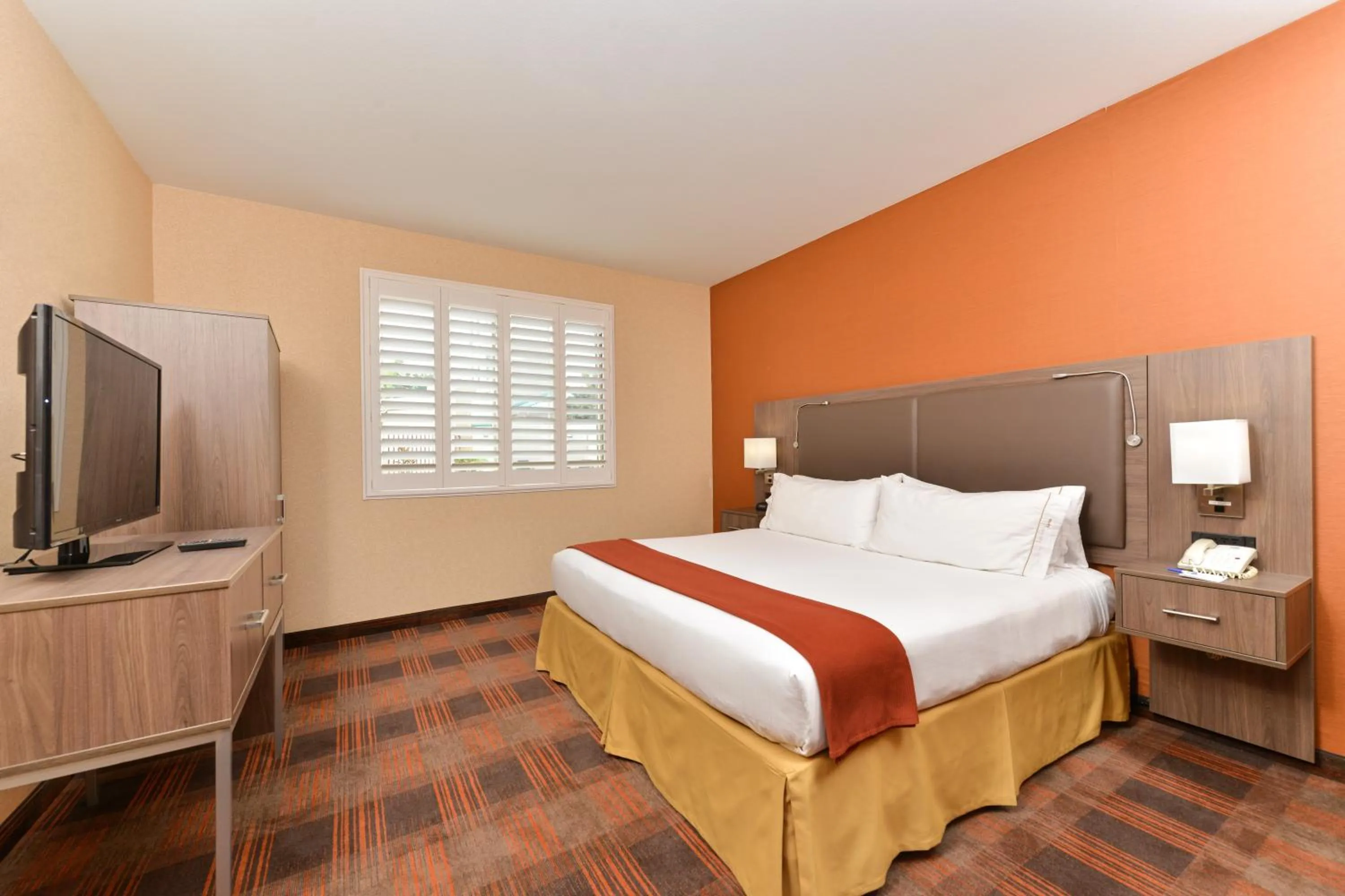 TV and multimedia, Bed in HOLIDAY INN EXPRESS & SUITES ELK GROVE CENTRAL - HWY 99 by IHG