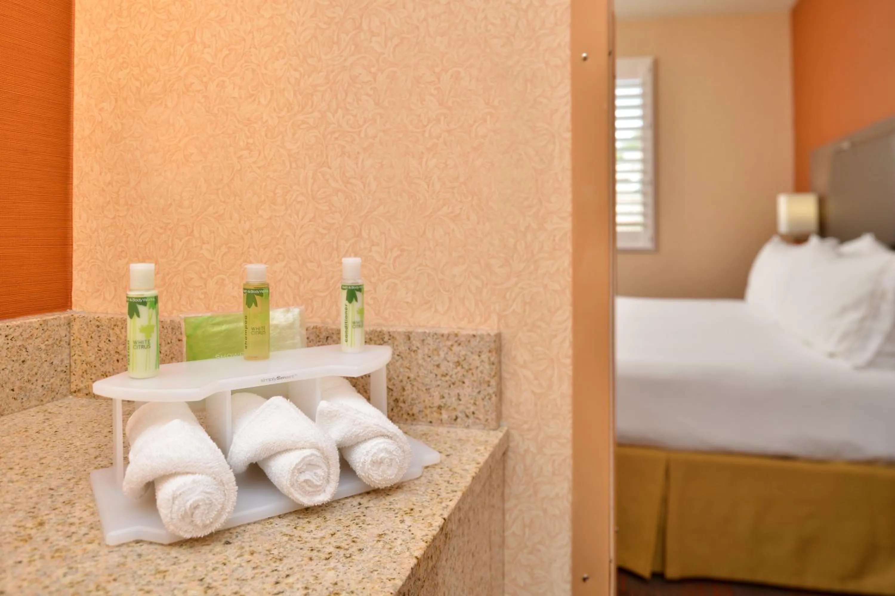 Bed in HOLIDAY INN EXPRESS & SUITES ELK GROVE CENTRAL - HWY 99 by IHG