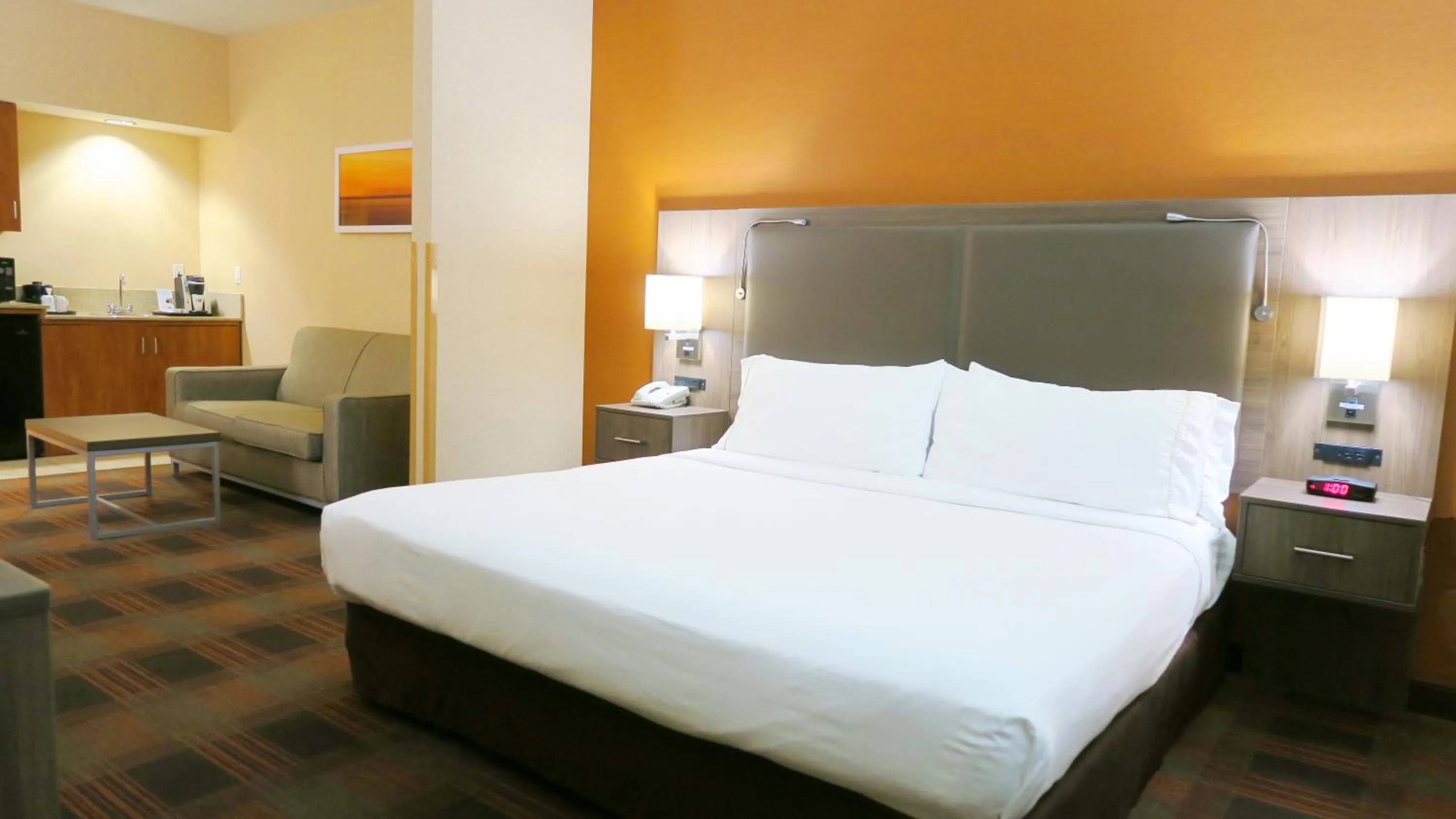 Photo of the whole room, Bed in HOLIDAY INN EXPRESS & SUITES ELK GROVE CENTRAL - HWY 99 by IHG
