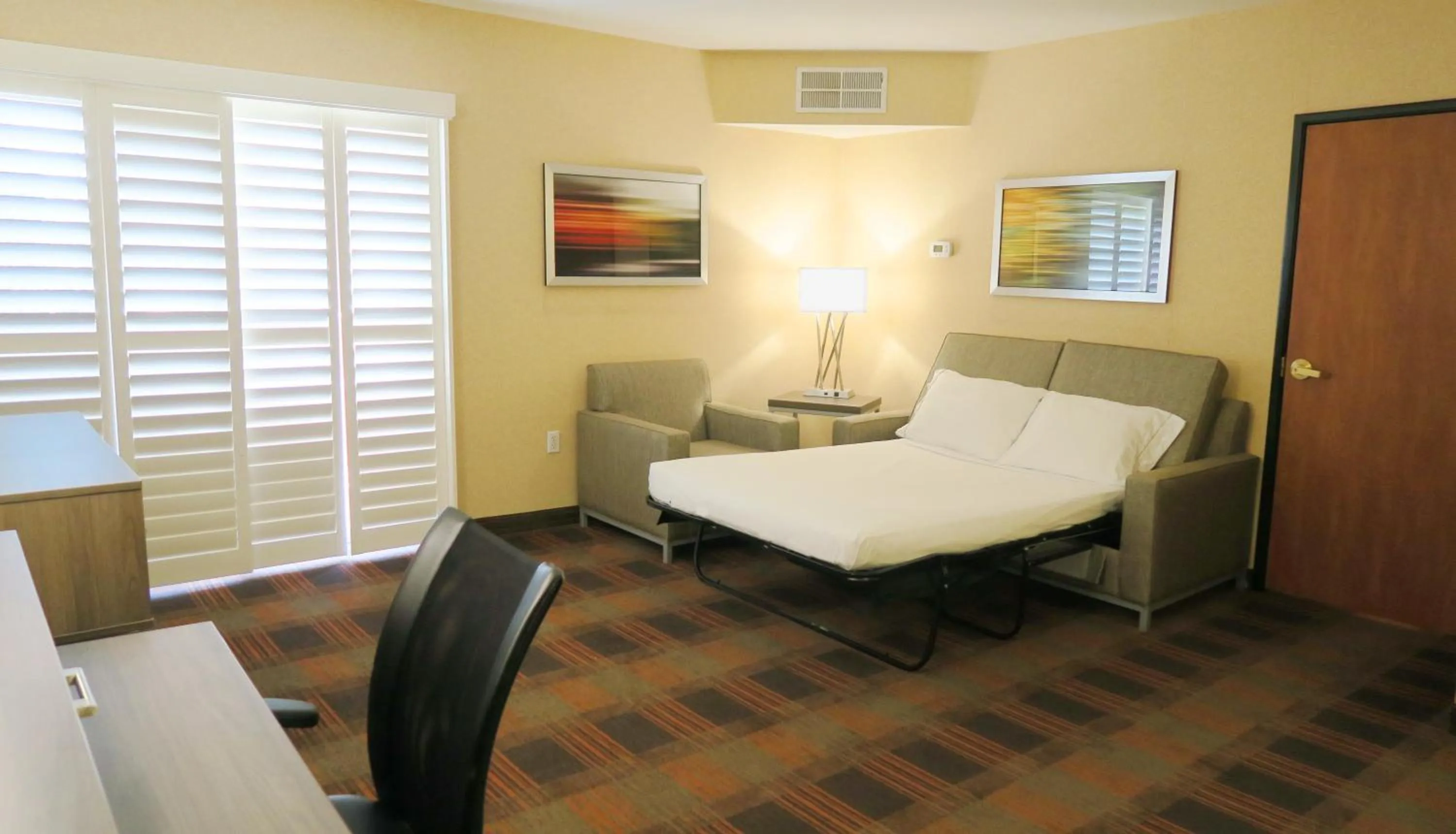 Photo of the whole room, Bed in HOLIDAY INN EXPRESS & SUITES ELK GROVE CENTRAL - HWY 99 by IHG