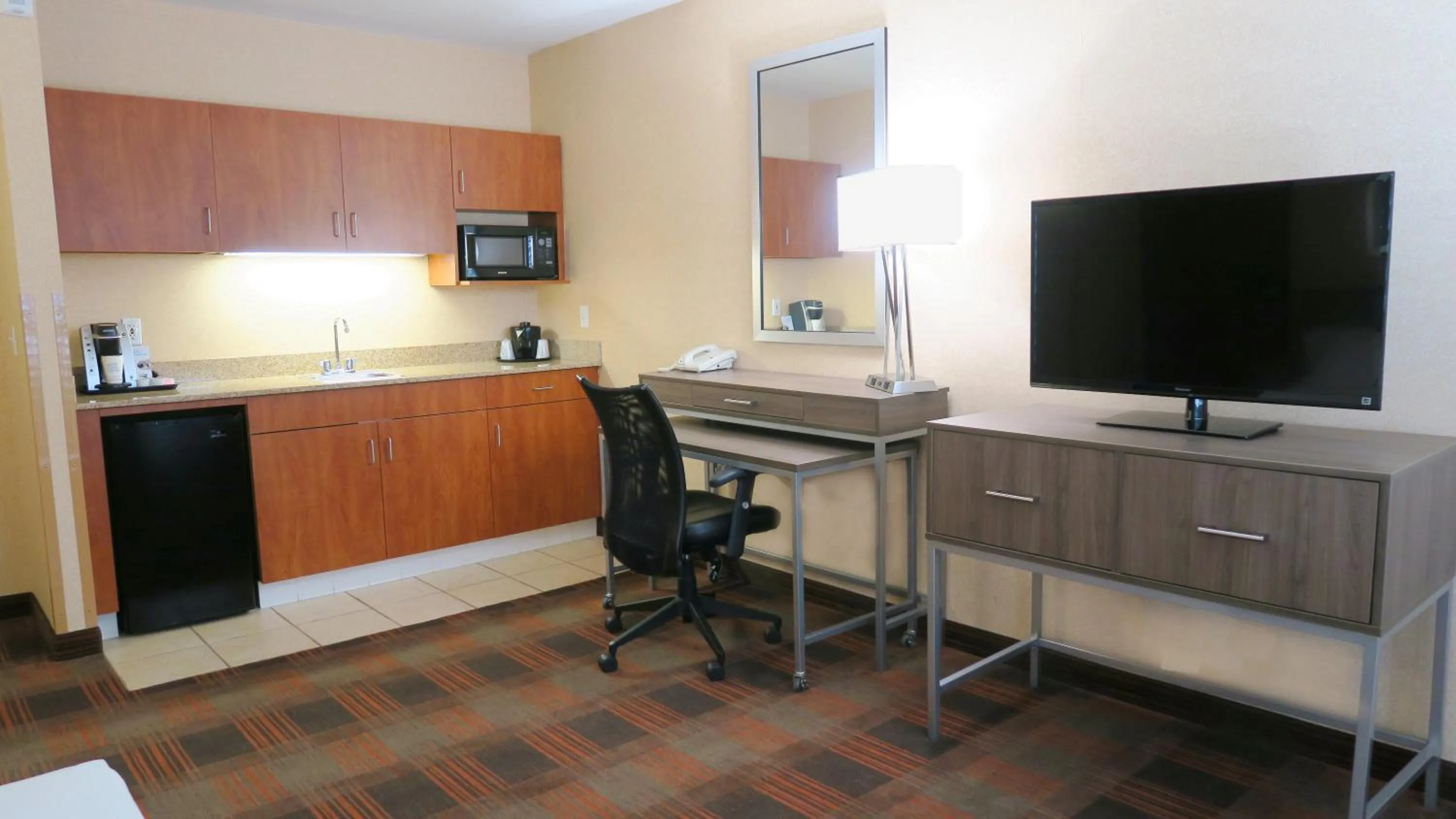 Photo of the whole room in HOLIDAY INN EXPRESS & SUITES ELK GROVE CENTRAL - HWY 99 by IHG