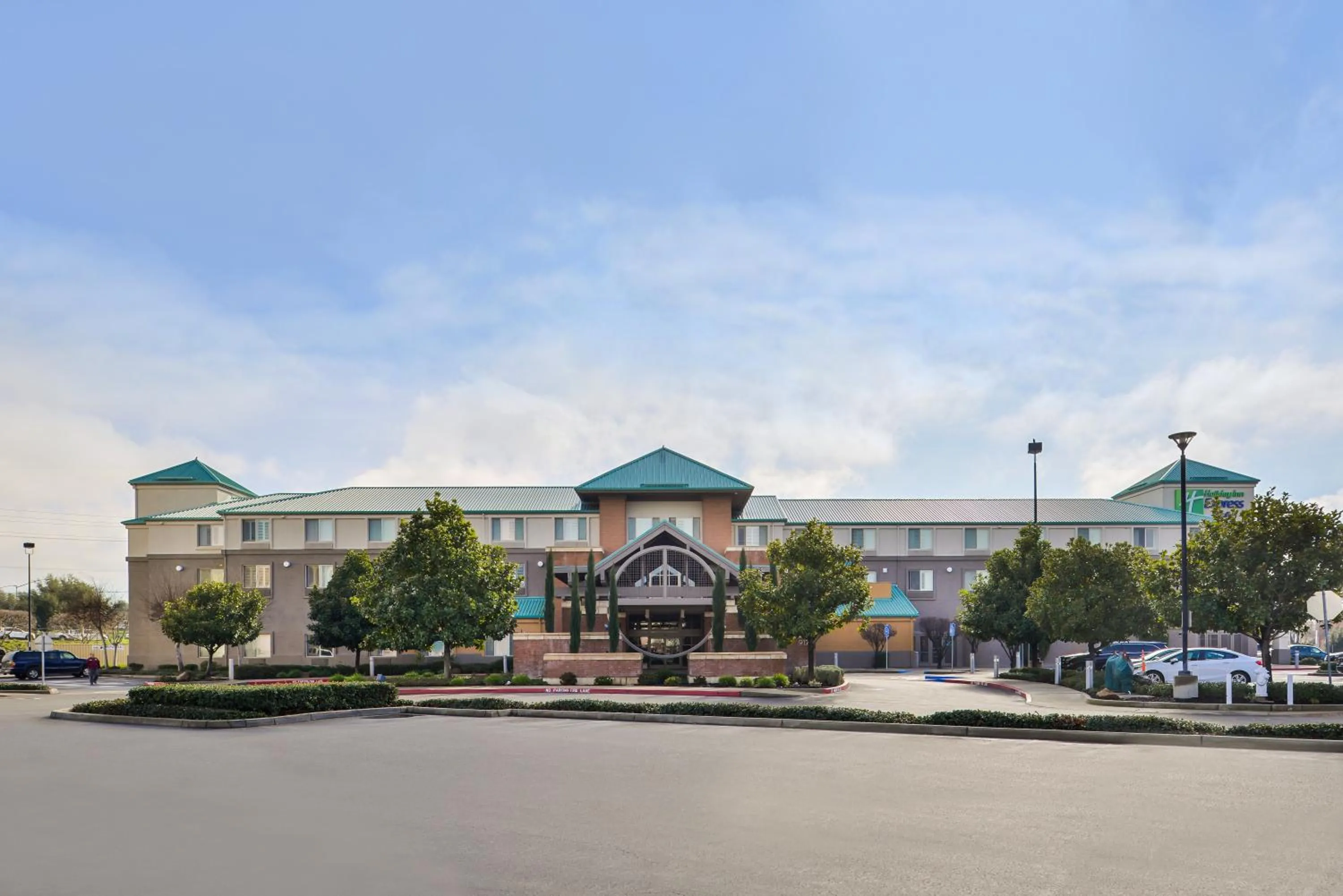 Property building in HOLIDAY INN EXPRESS & SUITES ELK GROVE CENTRAL - HWY 99 by IHG