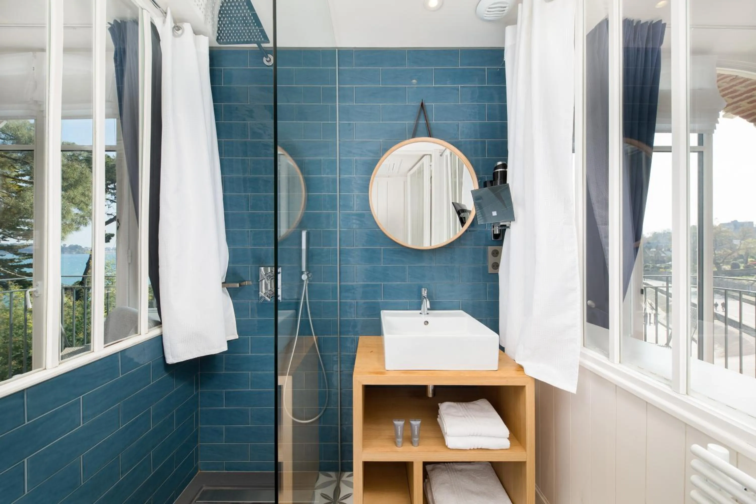 Shower in Restaurant Hotel Didier Méril