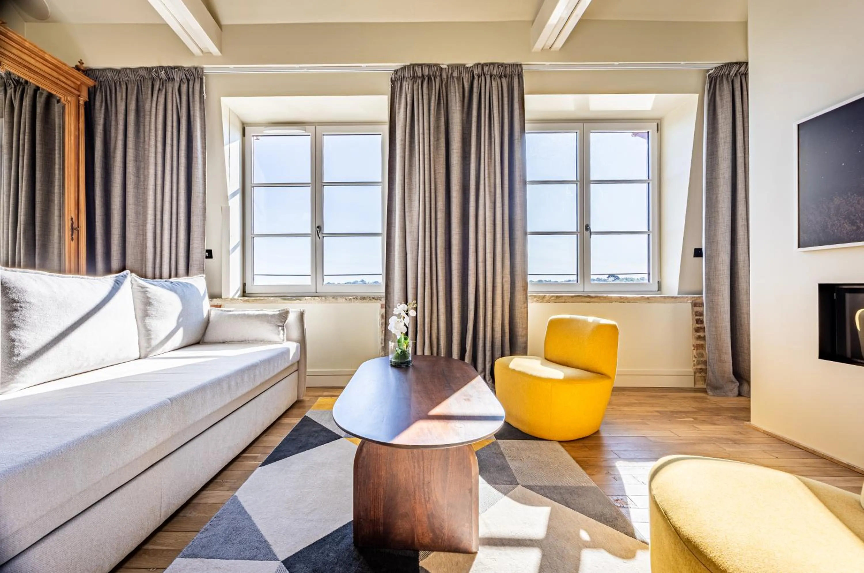 Communal lounge/ TV room, Bed in Restaurant Hotel Didier Méril