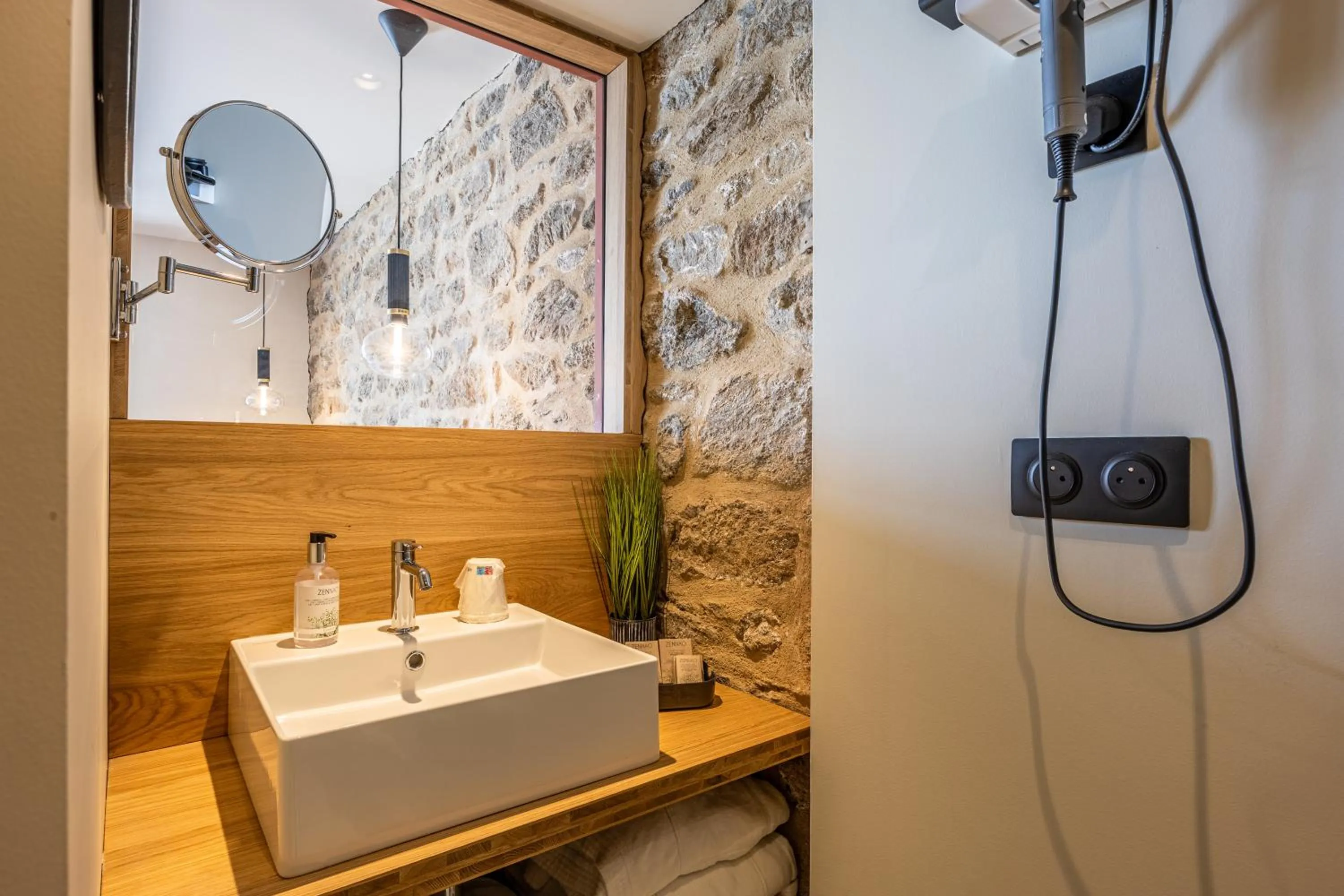 Bathroom in Restaurant Hotel Didier Méril