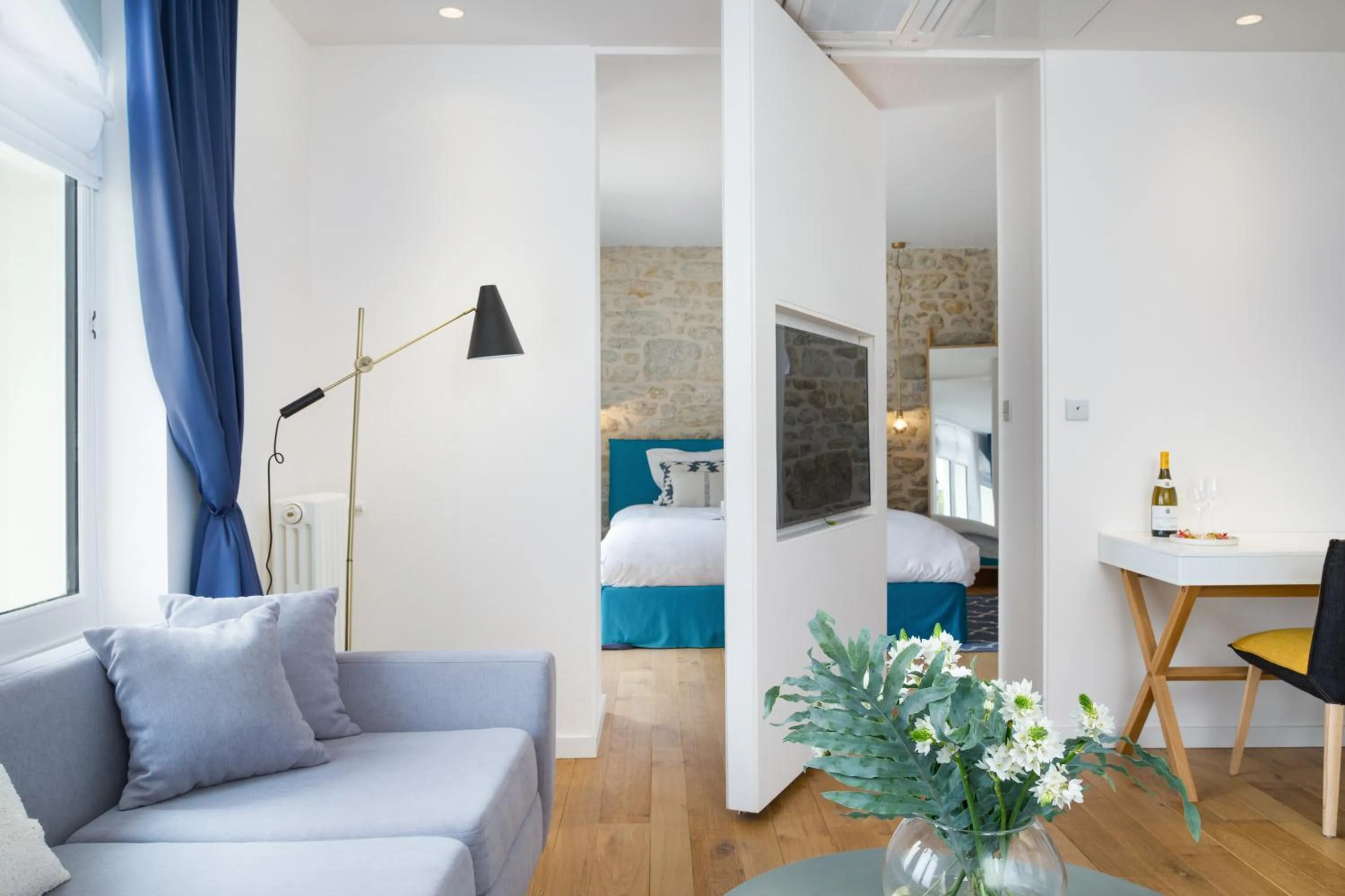 Living room, Bed in Restaurant Hotel Didier Méril