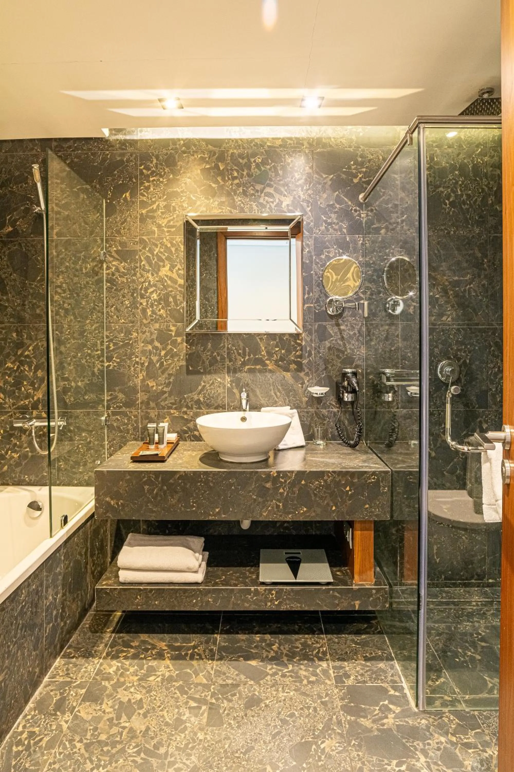 Shower in Royal Tulip Achrafieh