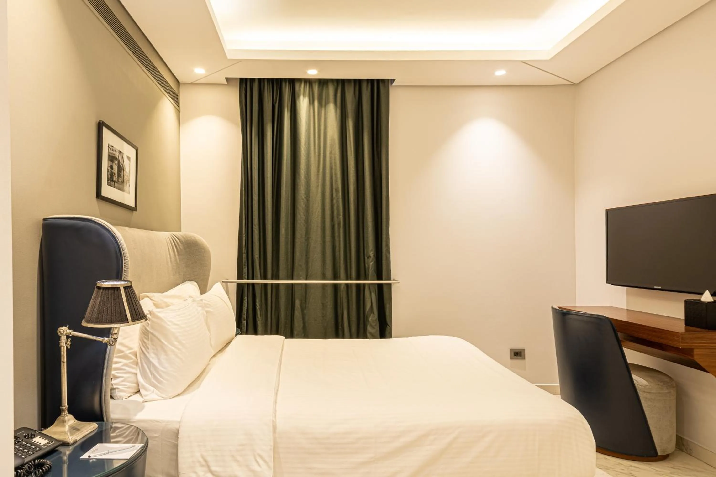 Bed in Royal Tulip Achrafieh