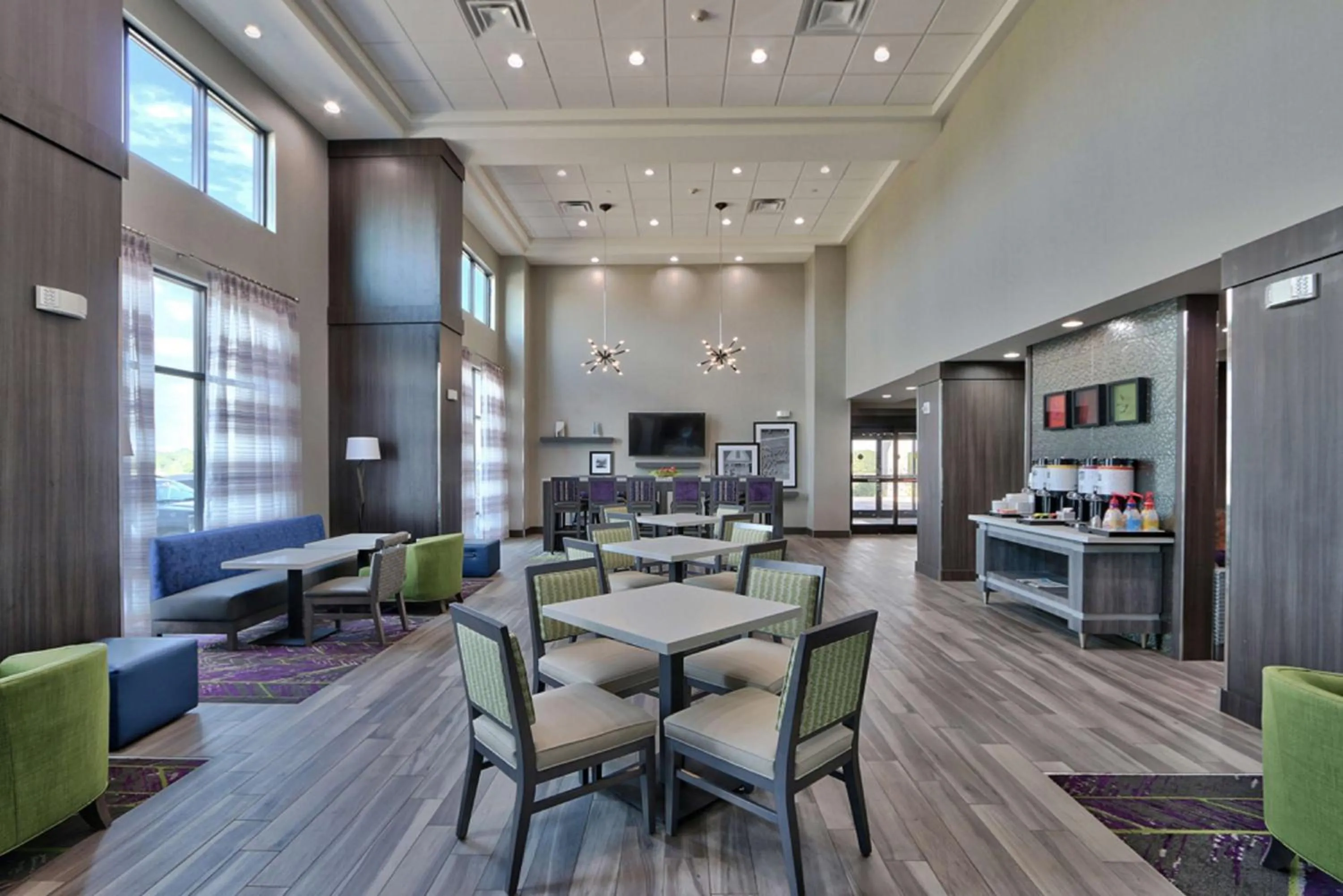 Dining area in Hampton Inn & Suites Guthrie, OK