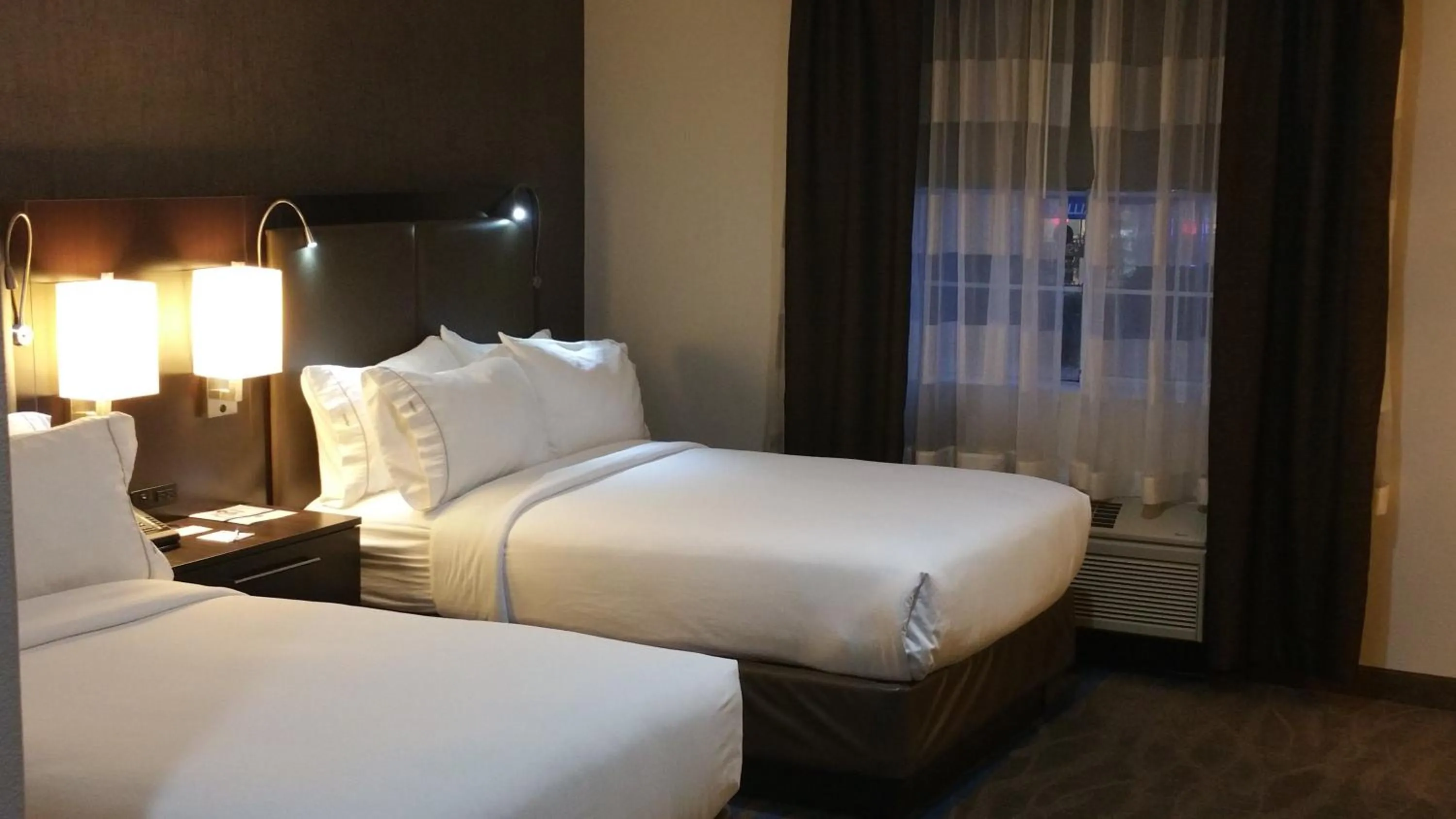 Photo of the whole room, Bed in Holiday Inn Express & Suites Santa Clara by IHG
