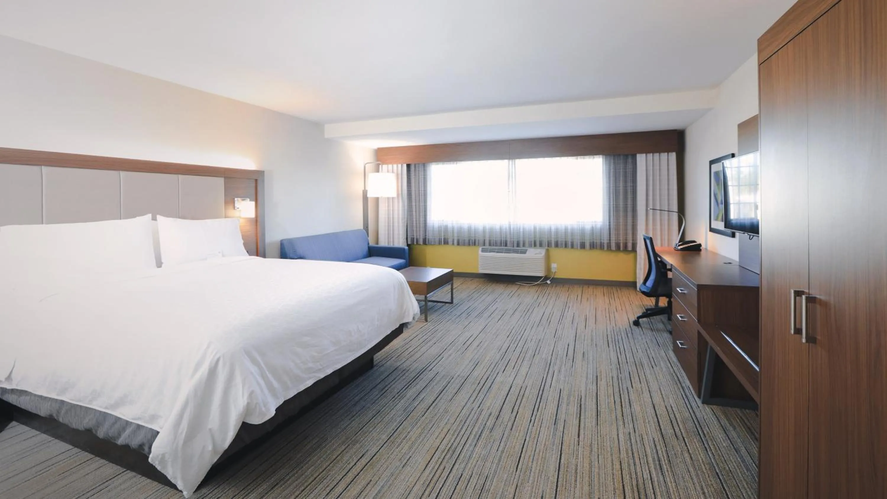 Photo of the whole room, Bed in Holiday Inn Express Lompoc by IHG
