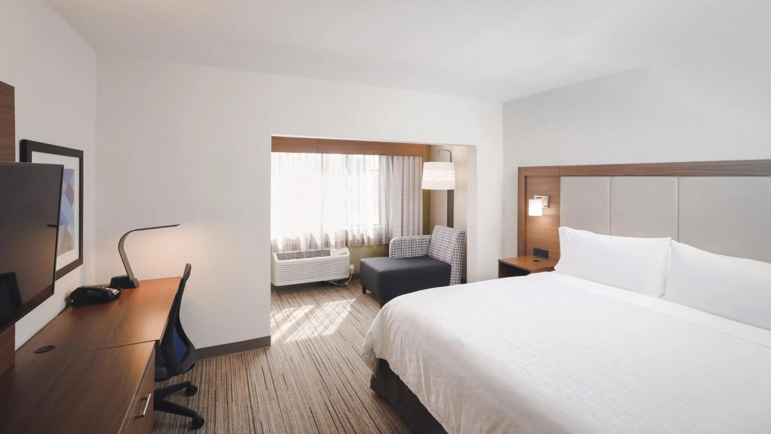 Photo of the whole room, Bed in Holiday Inn Express Lompoc by IHG