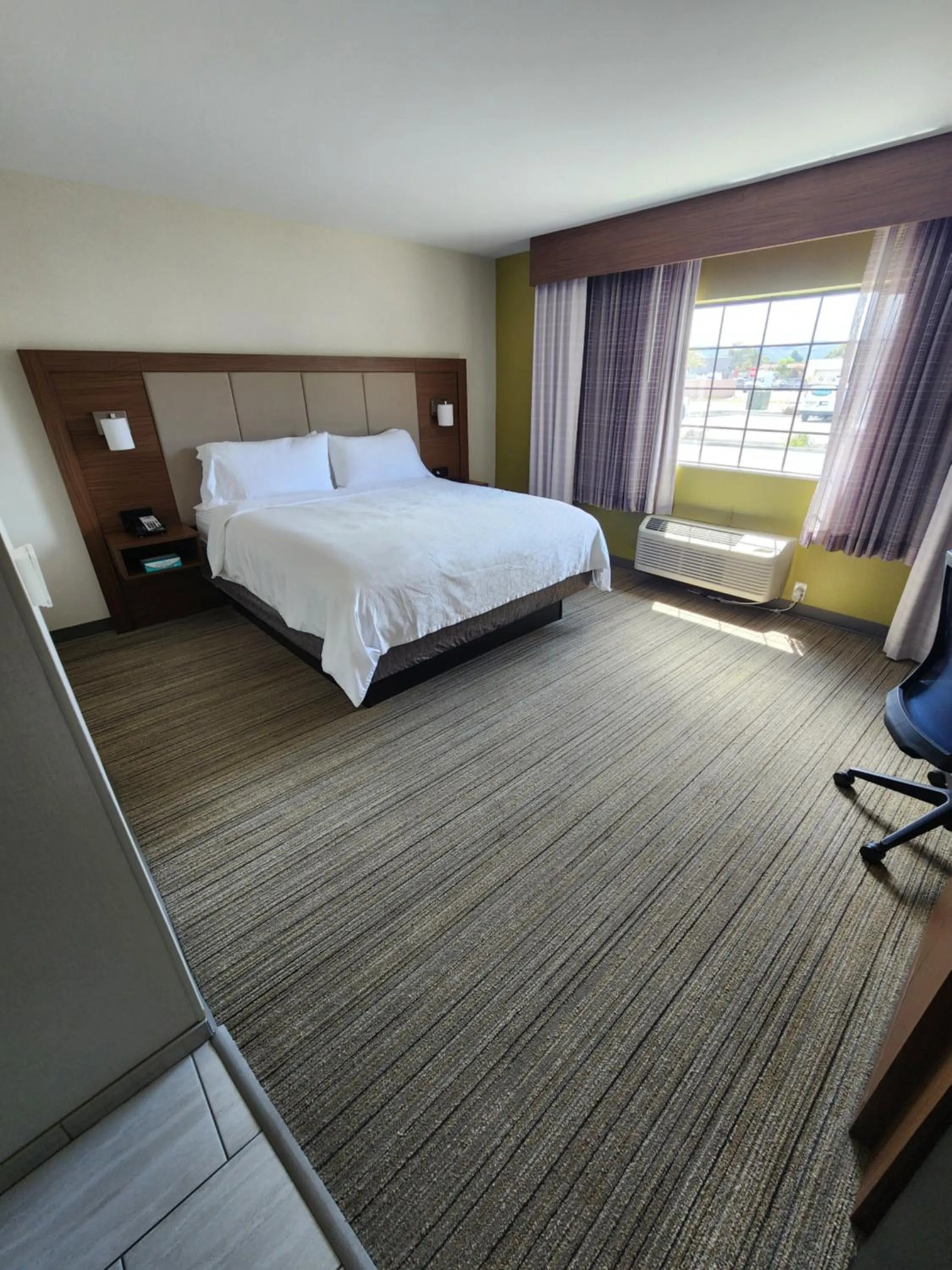 Bed in Holiday Inn Express Lompoc by IHG