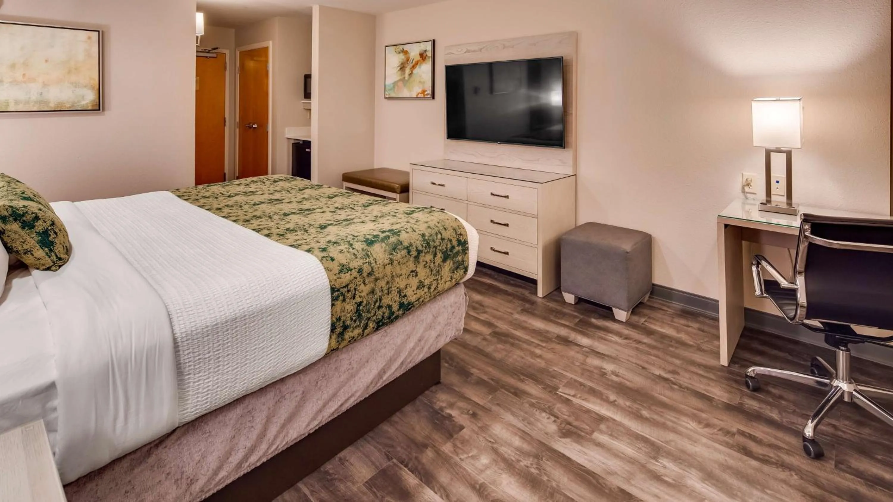 Photo of the whole room, Bed in Best Western Premier I-95 Savannah Airport/ Pooler West