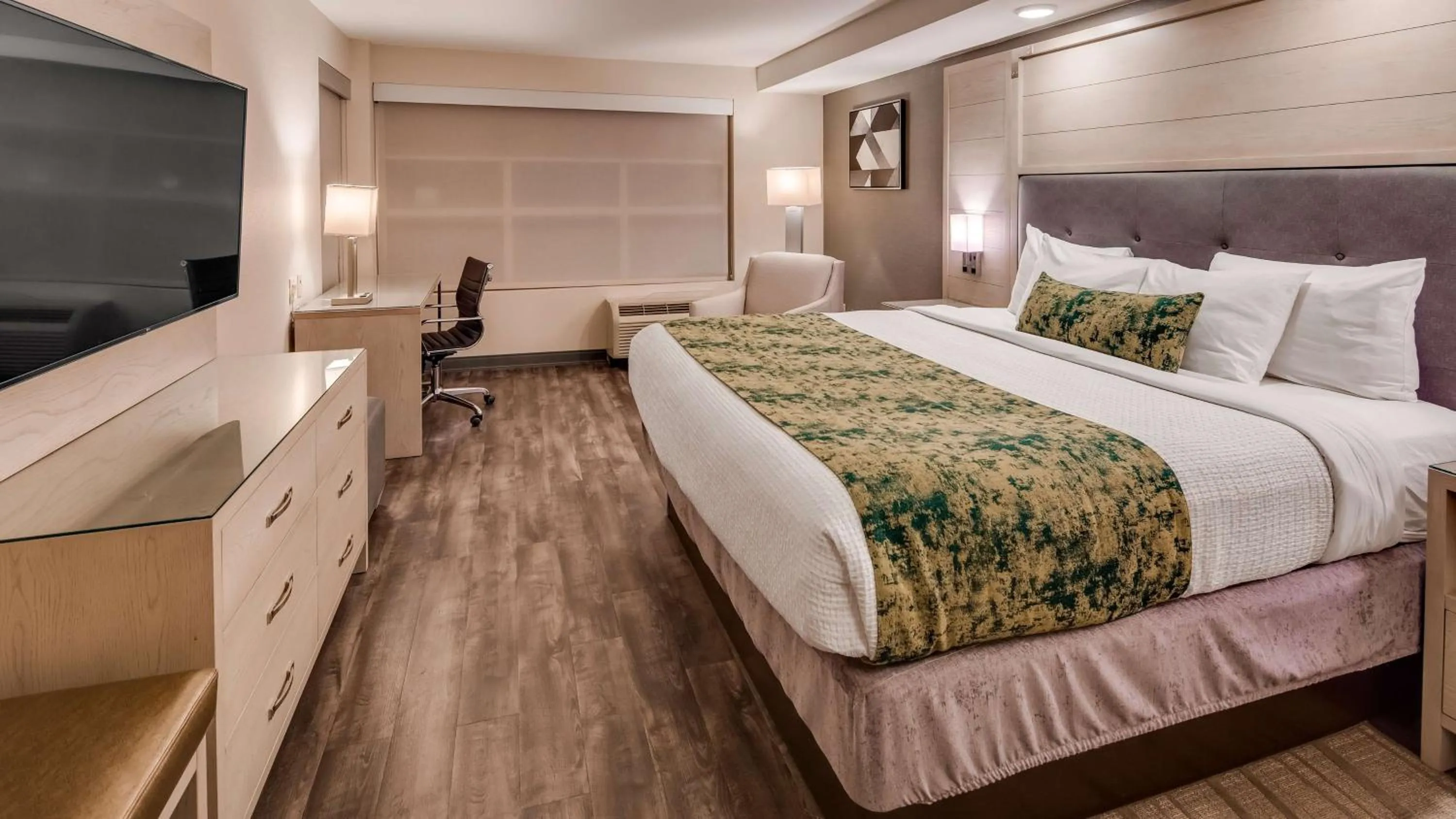 Photo of the whole room, Bed in Best Western Premier I-95 Savannah Airport/ Pooler West