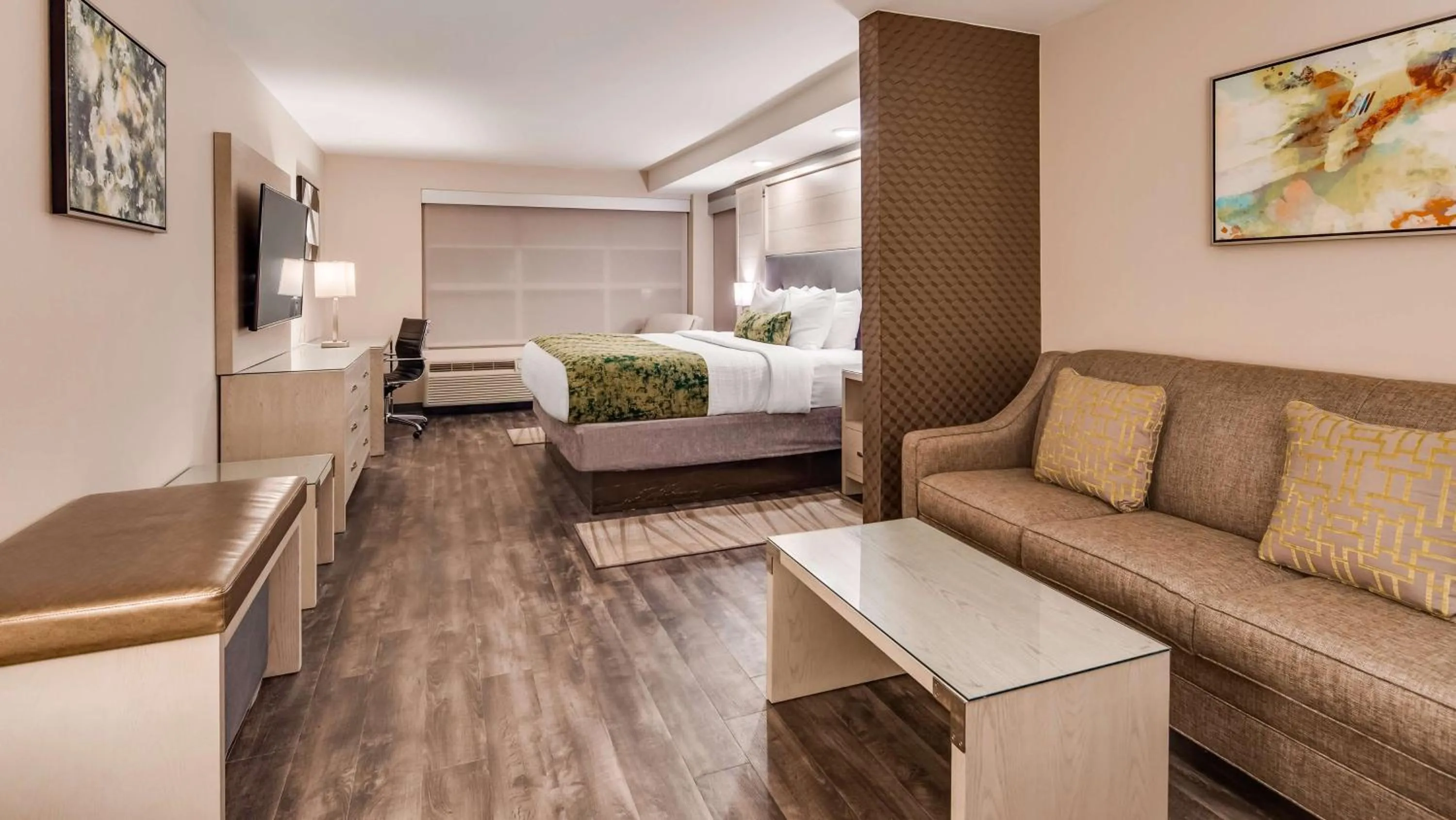 Photo of the whole room, Bed in Best Western Premier I-95 Savannah Airport/ Pooler West