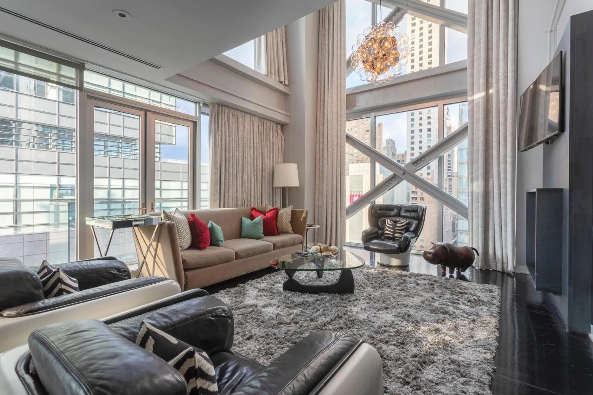 Living room in 6 Columbus Central Park Hotel