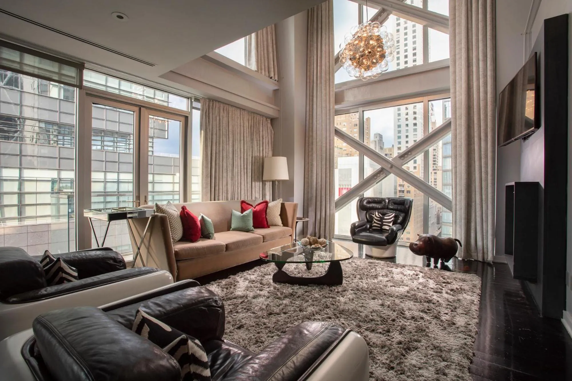 Living room in 6 Columbus Central Park Hotel