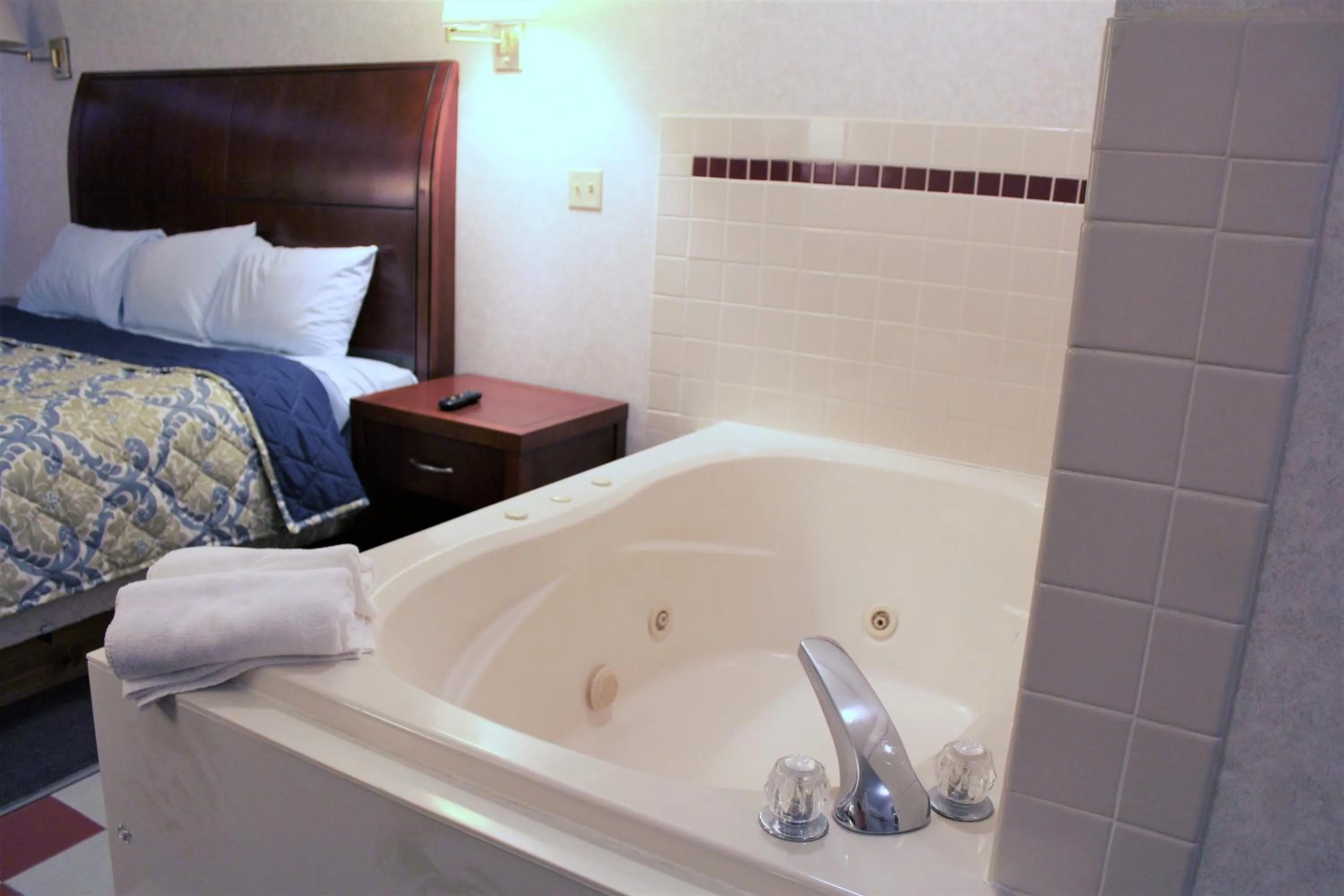 Hot Tub, Bed in Americas Best Value Inn of Decatur