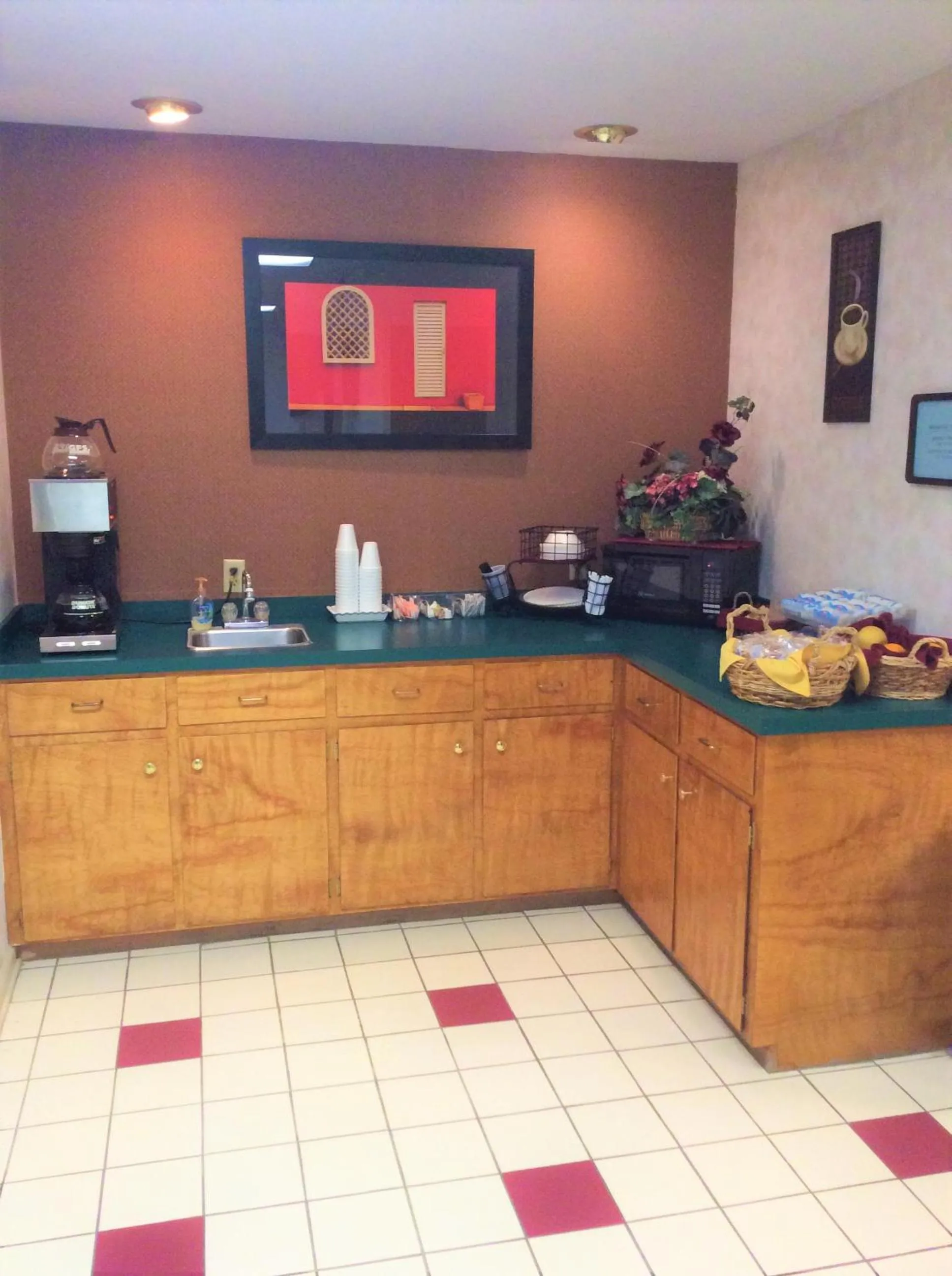 Coffee/tea facilities in Americas Best Value Inn of Decatur