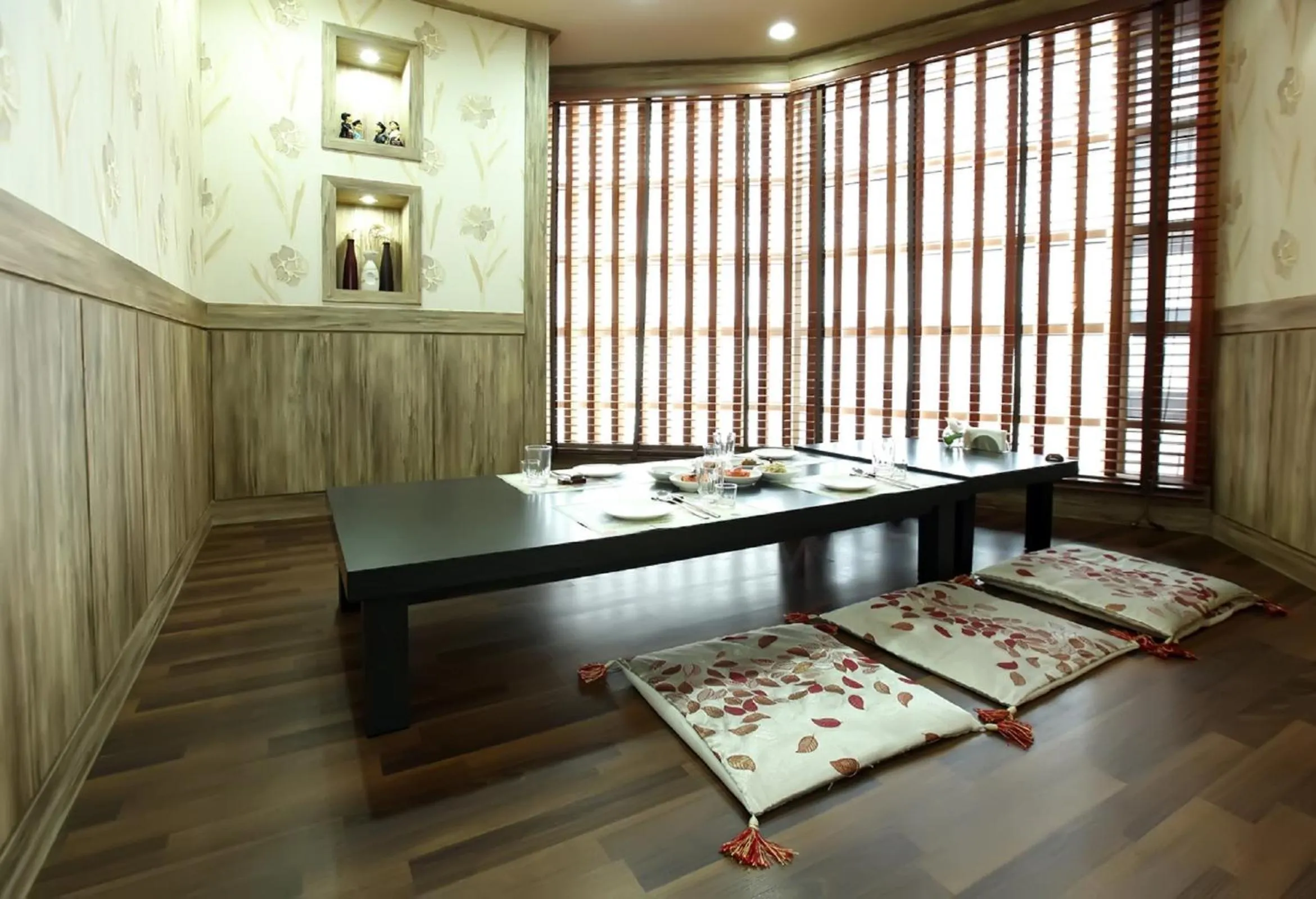 Restaurant/places to eat in Social Hotel