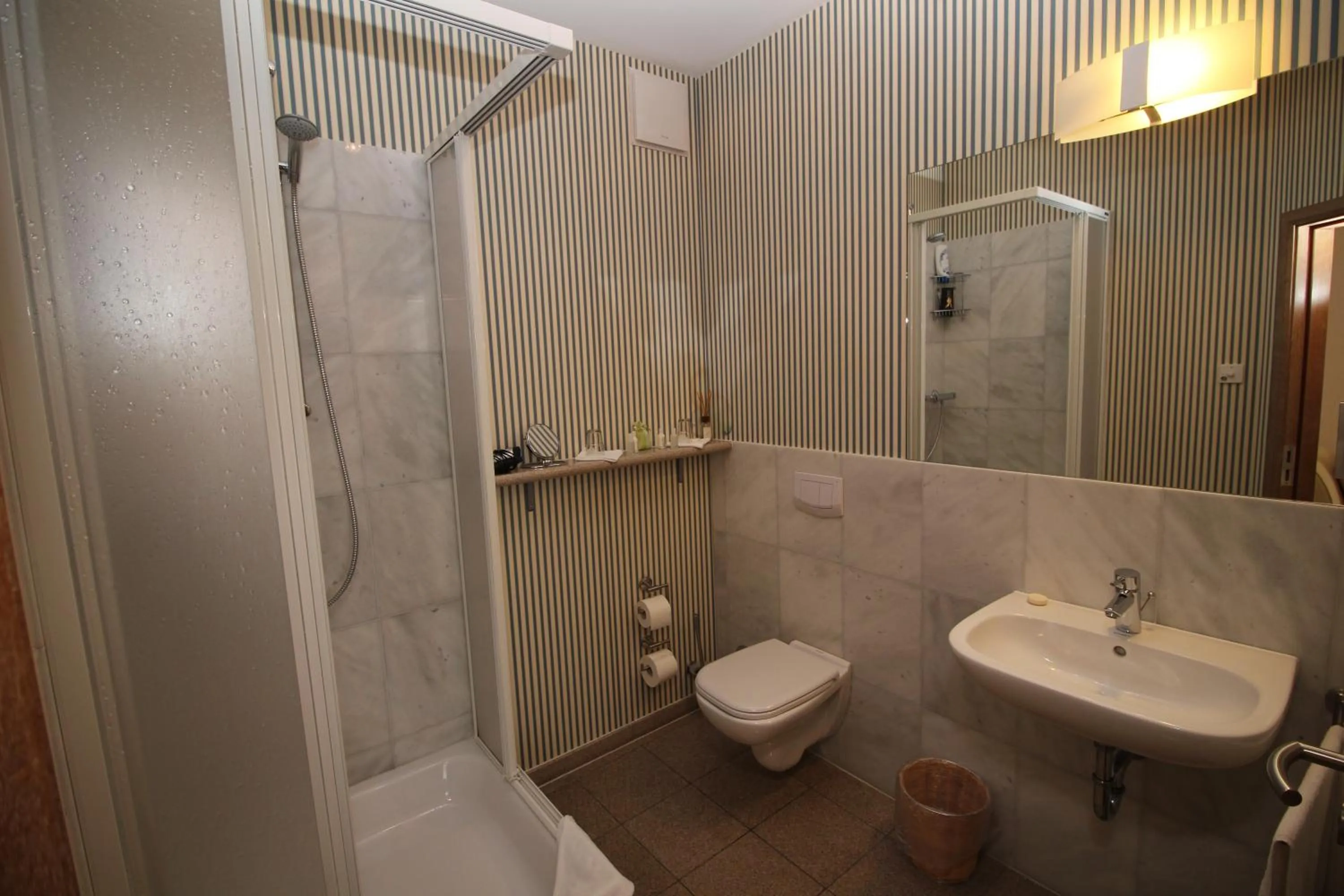 Shower in Lindemann Hotel