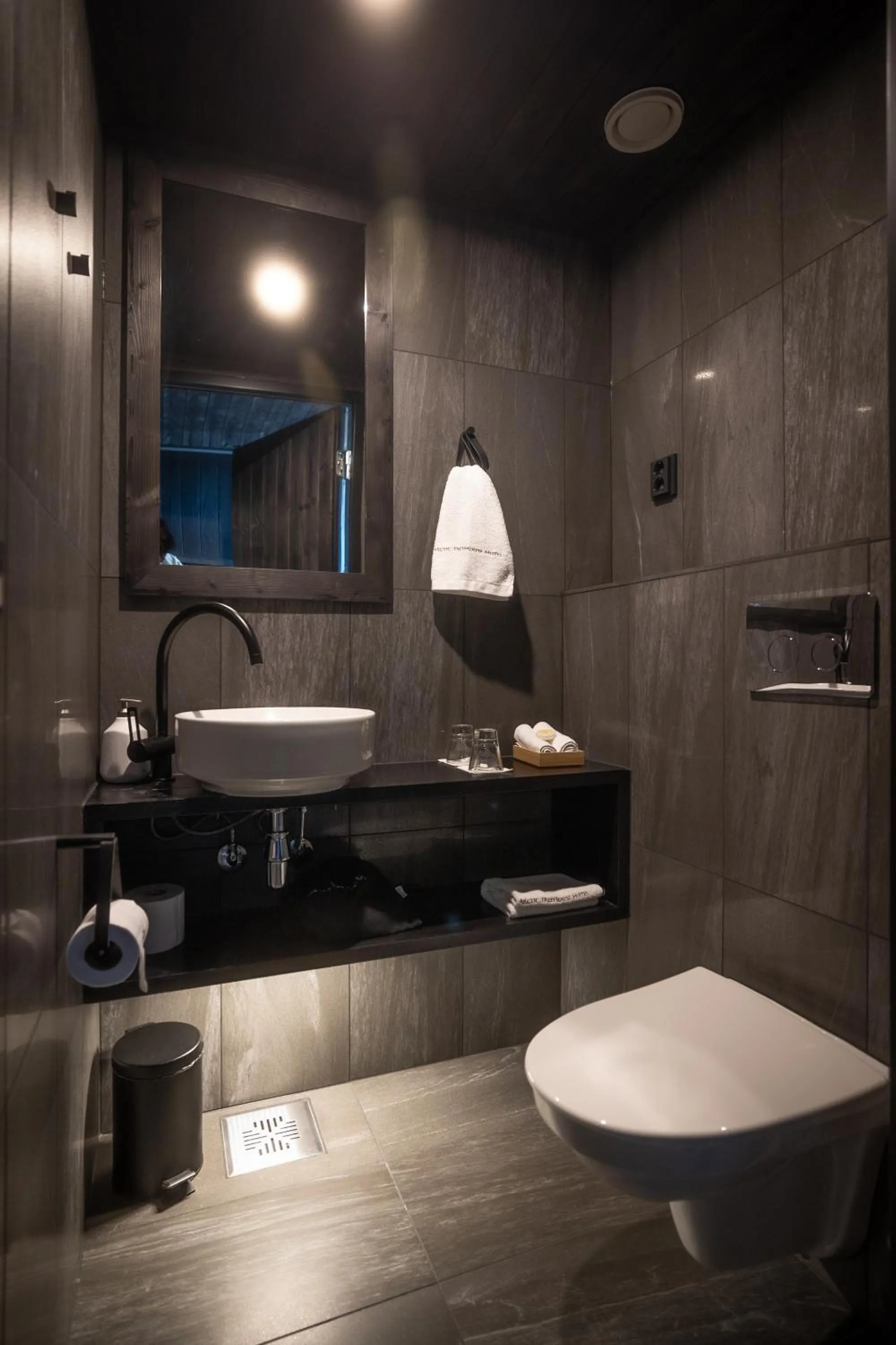 Toilet in Arctic TreeHouse Hotel