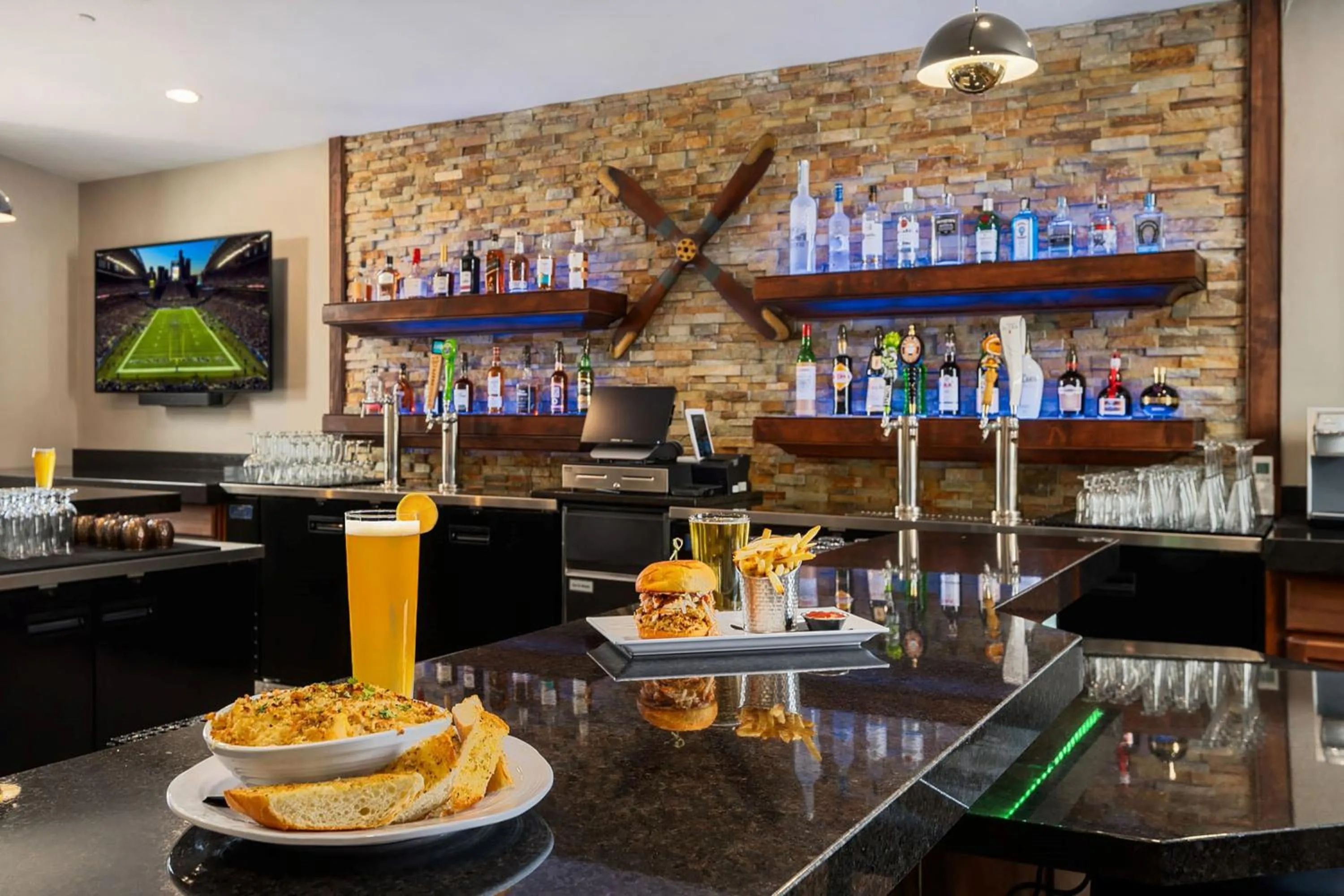 Restaurant/places to eat in Staybridge Suites Everett - Paine Field by IHG