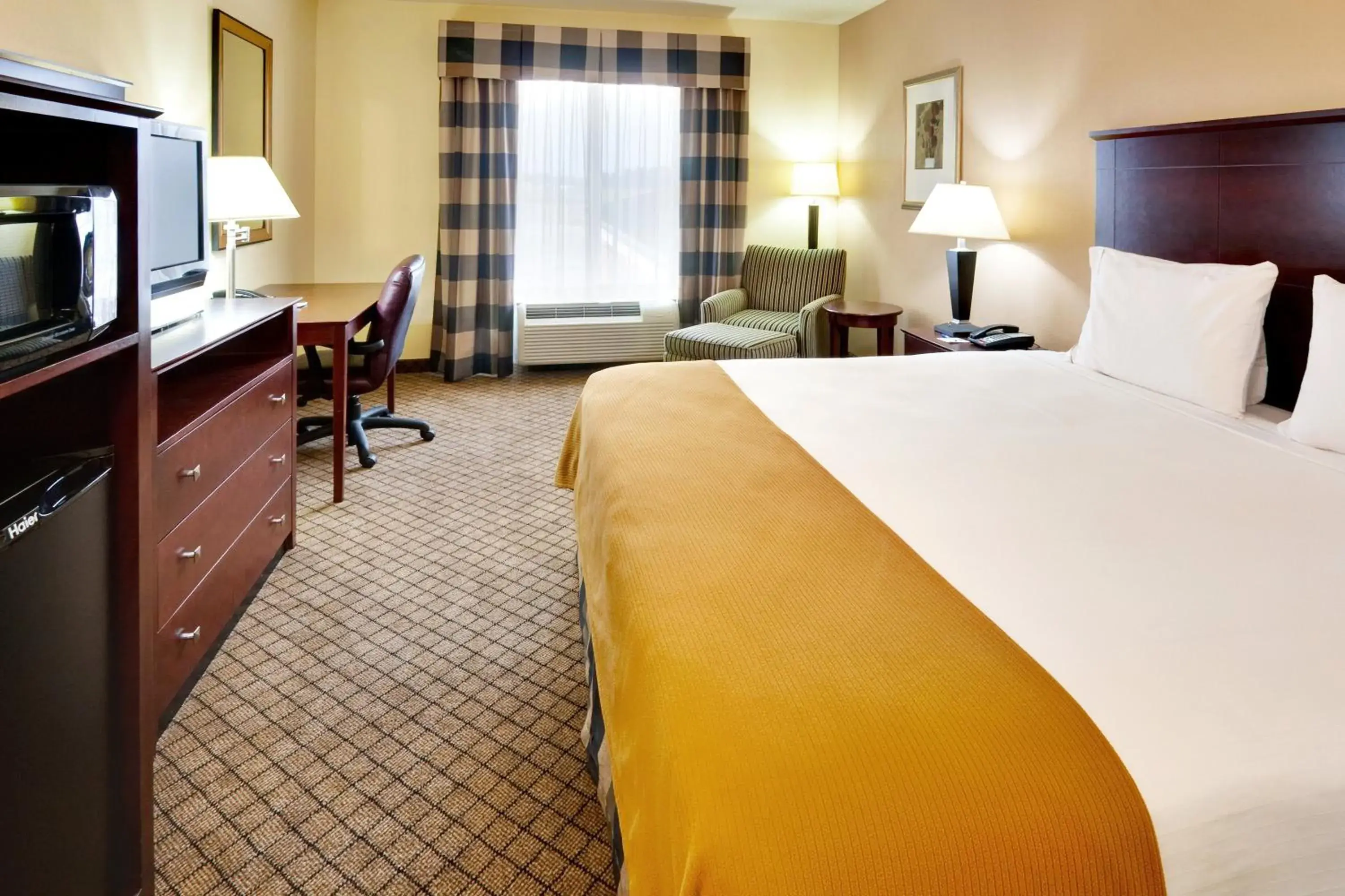 Standard King Room in Holiday Inn Express Hotel & Suites Millington-Memphis Area by IHG Standard King Room in Holiday Inn Express Hotel & Suites Millington-Memphis Area by IHG