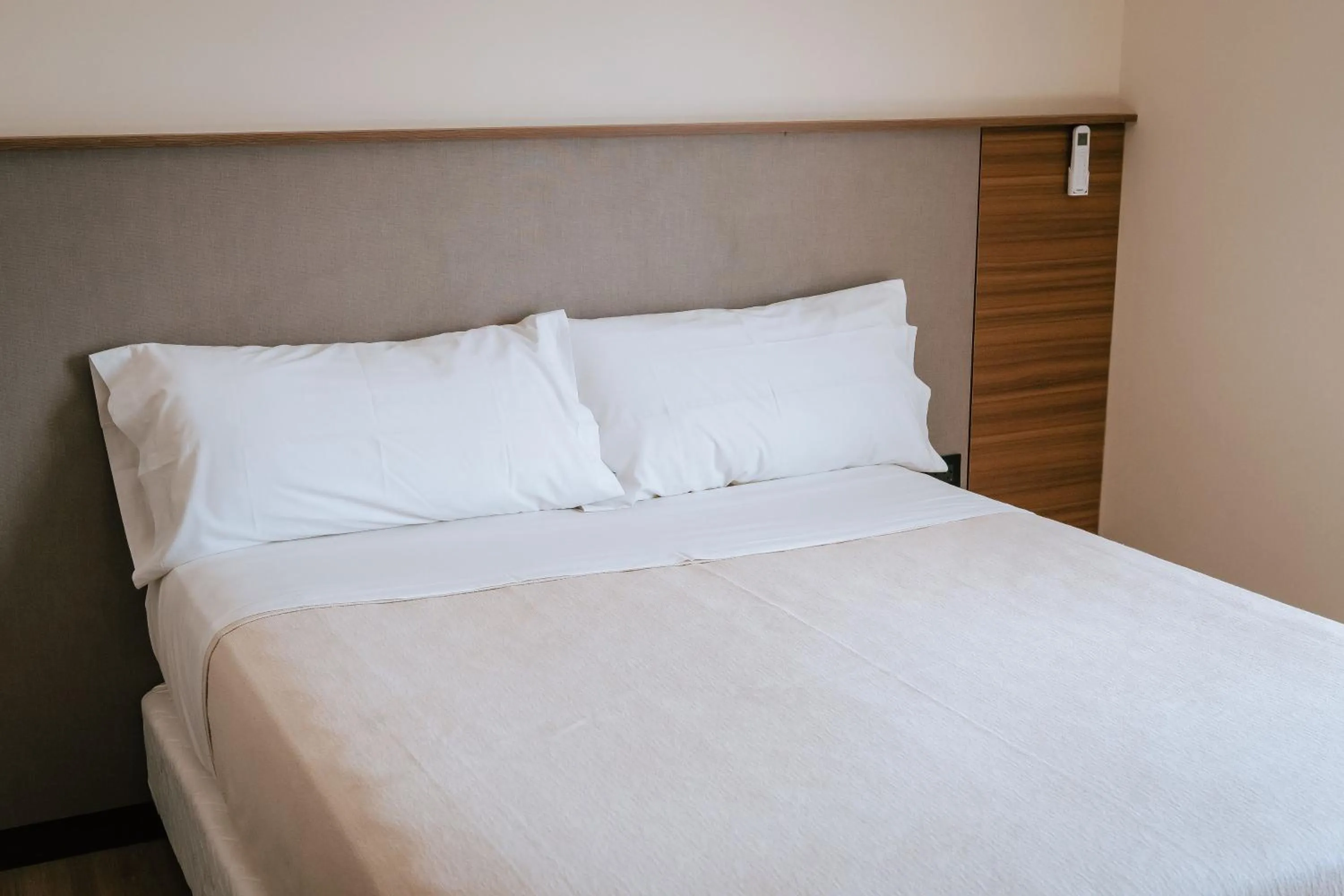 Bed in H1 Apartments Hotel