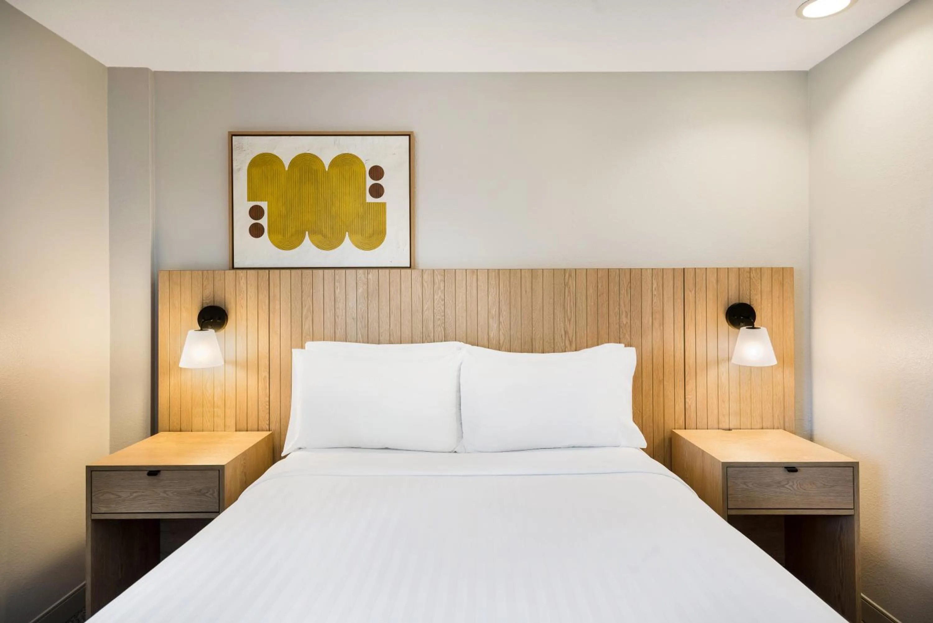 Bedroom, Bed in Sonesta Simply Suites Birmingham Hoover