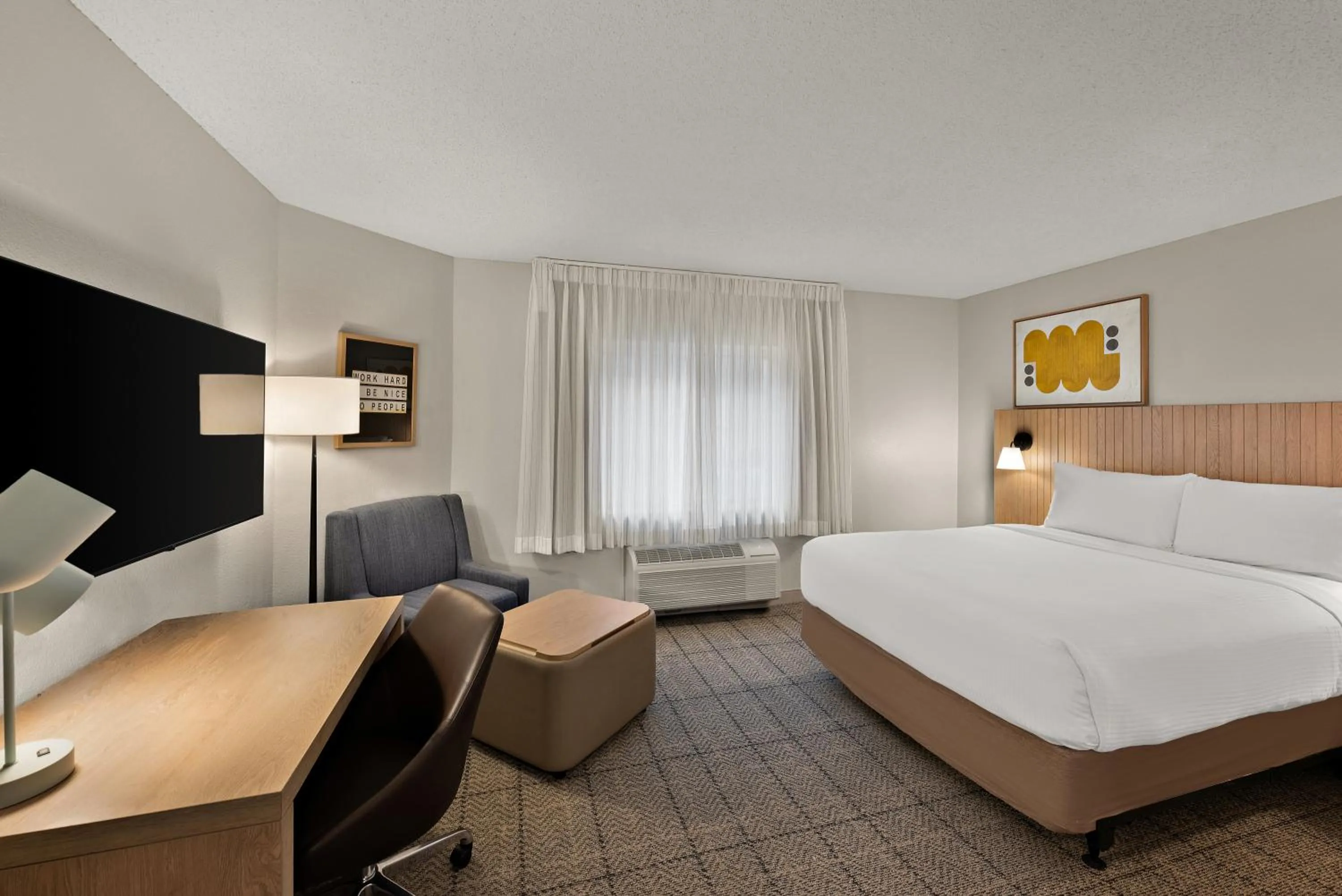 Bedroom, Bed in Sonesta Simply Suites Birmingham Hoover