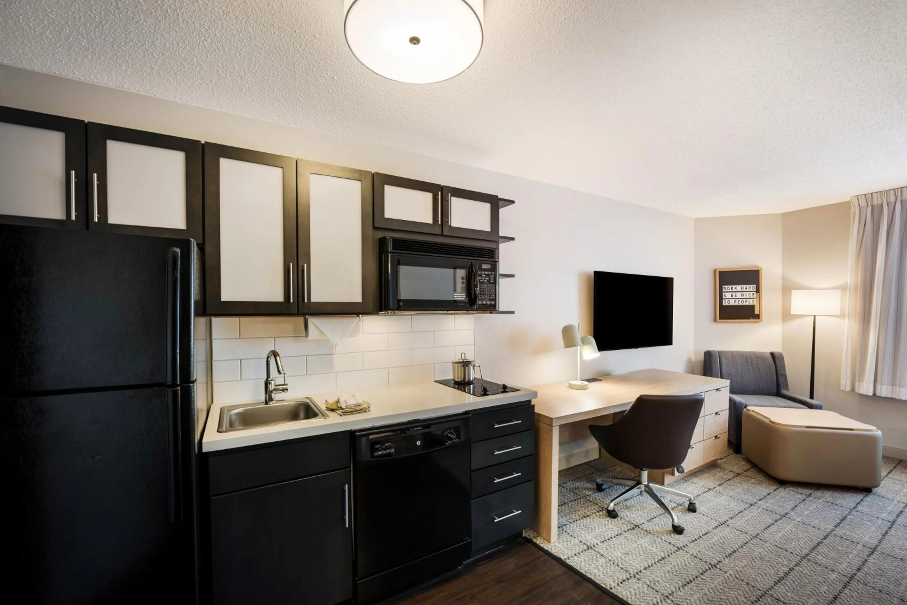 Kitchen or kitchenette in Sonesta Simply Suites Birmingham Hoover