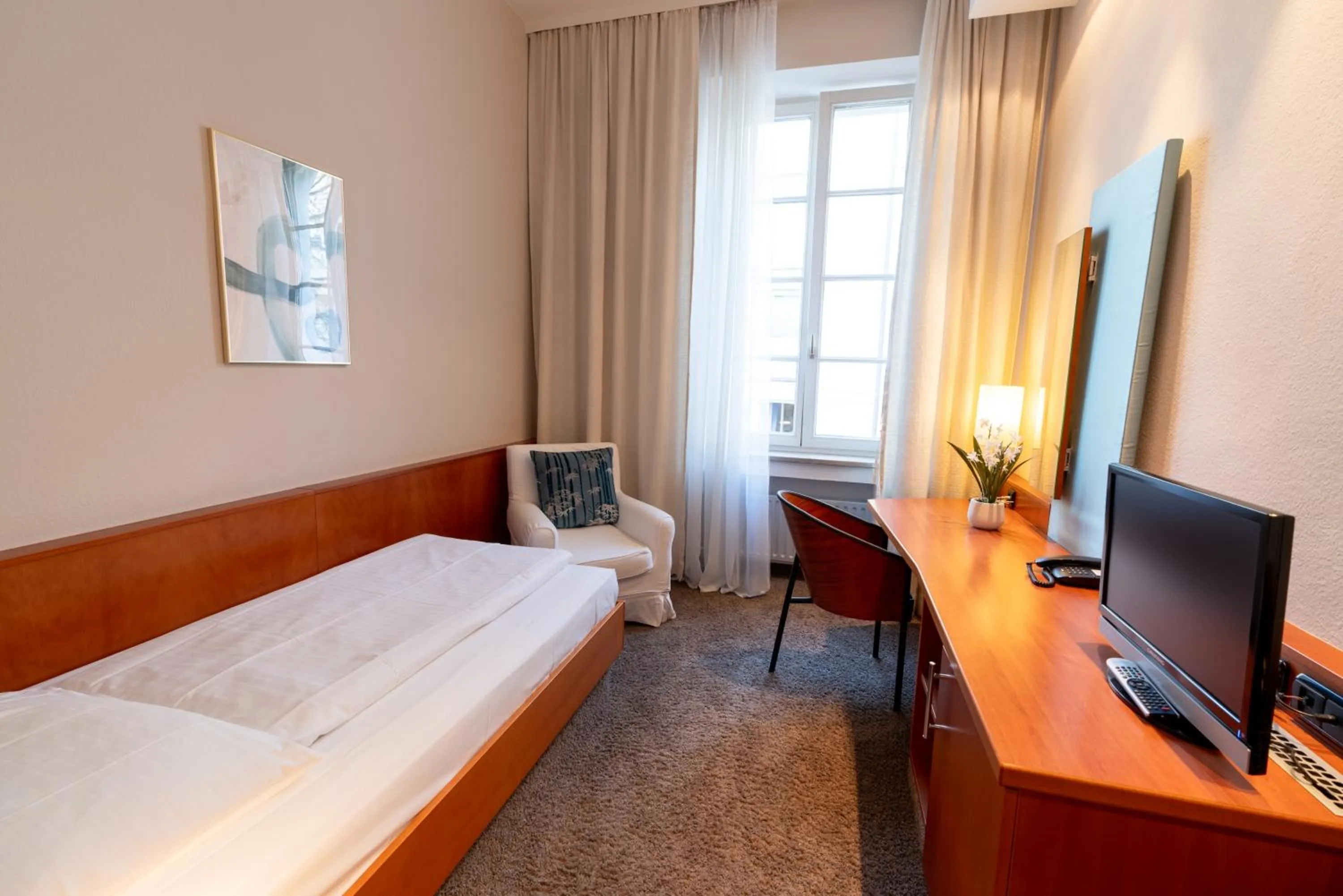 Photo of the whole room, Bed in Hotel Carlton Munich