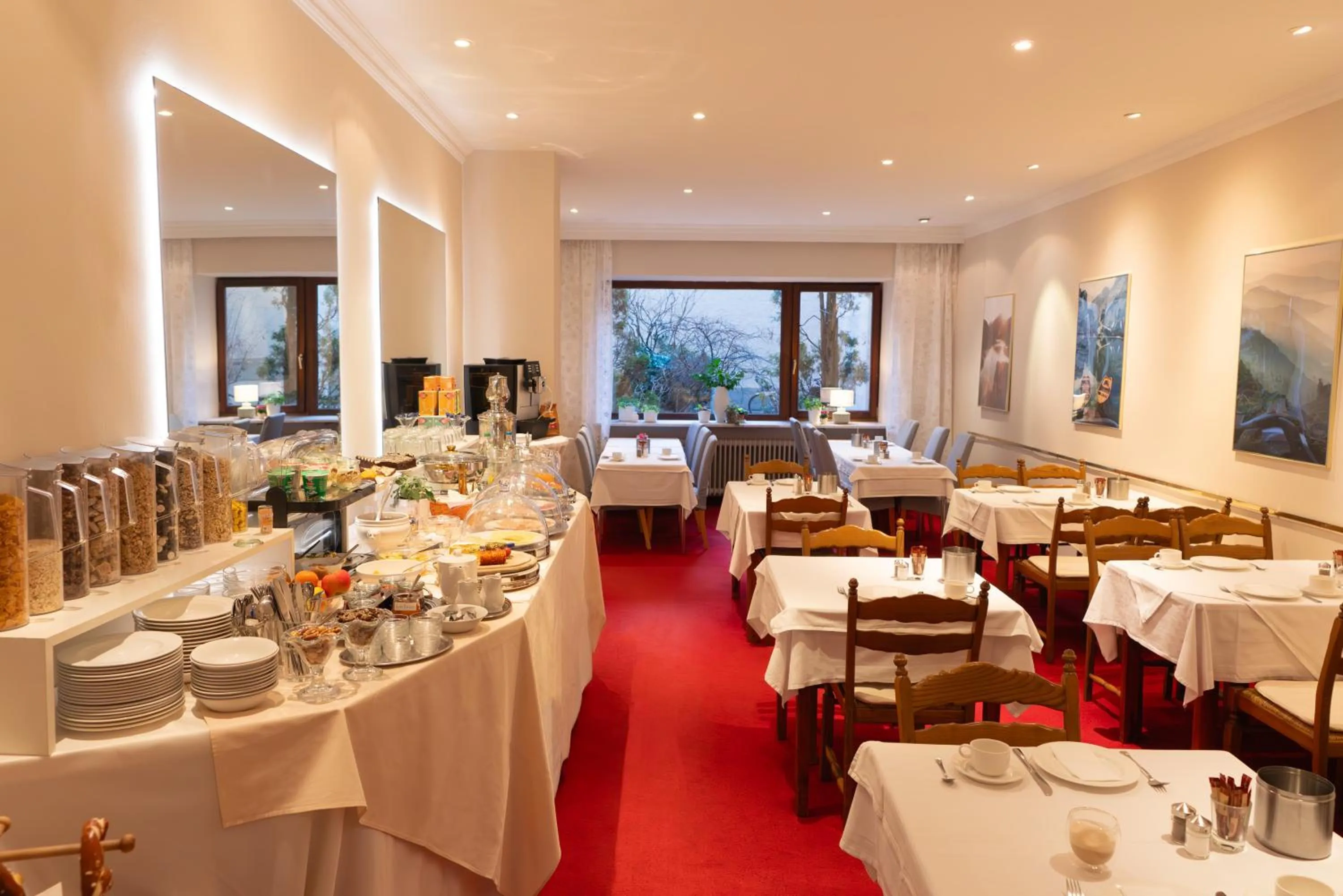 Restaurant/places to eat in Hotel Carlton Munich