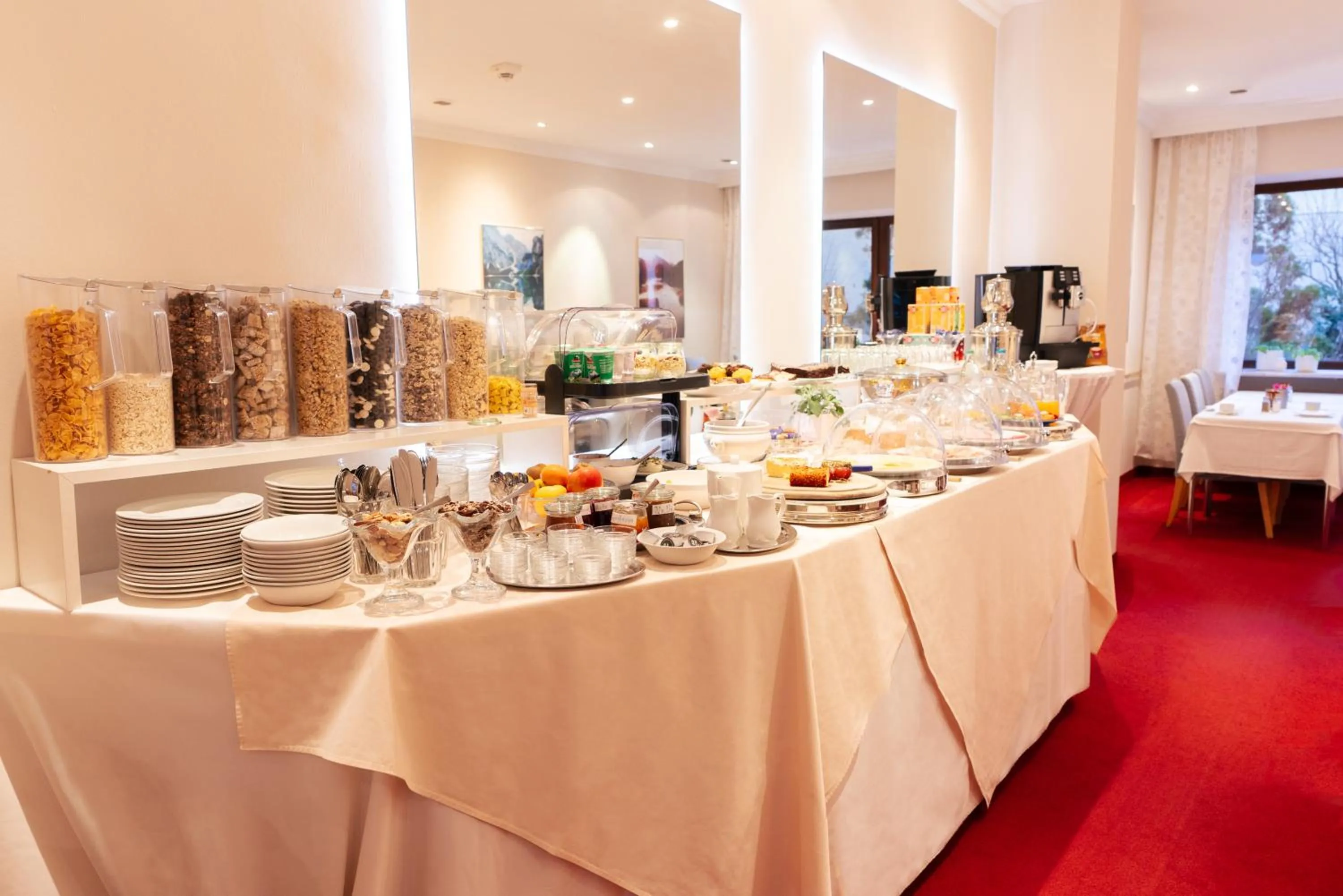 Restaurant/places to eat in Hotel Carlton Munich