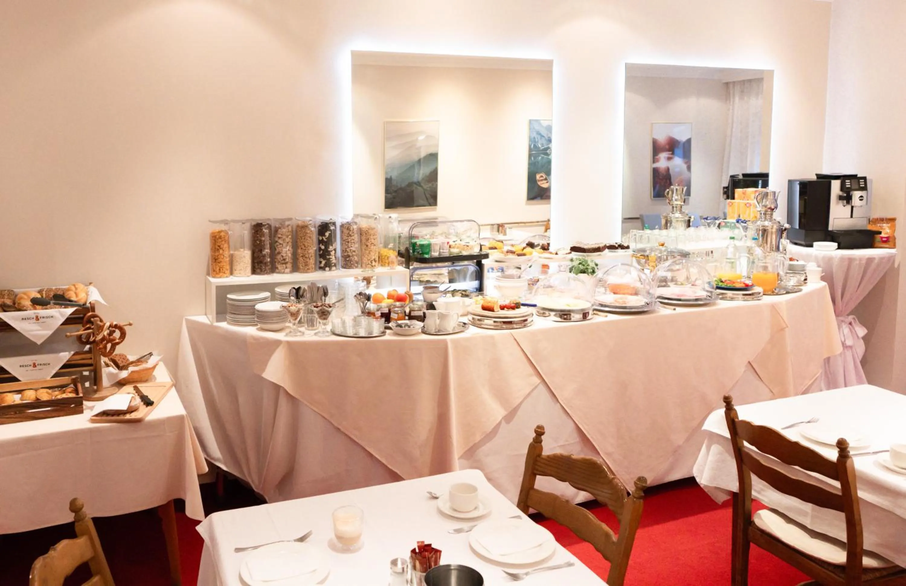 Restaurant/places to eat in Hotel Carlton Munich