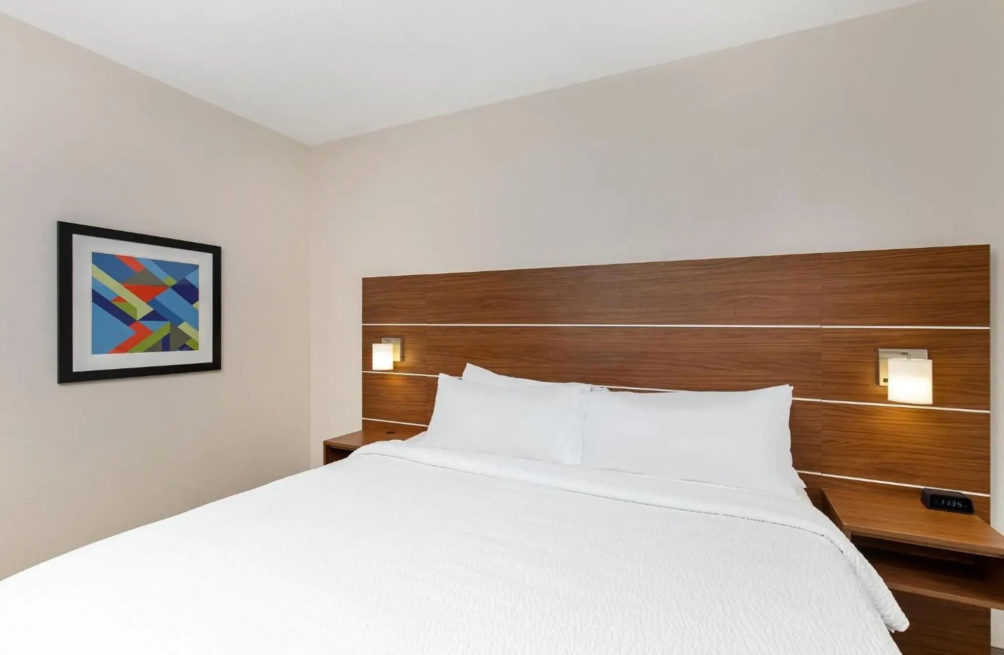 Standard King Room in Holiday Inn Express Hotel & Suites Birmingham - Inverness 280 by IHG Standard King Room in Holiday Inn Express Hotel & Suites Birmingham - Inverness 280 by IHG
